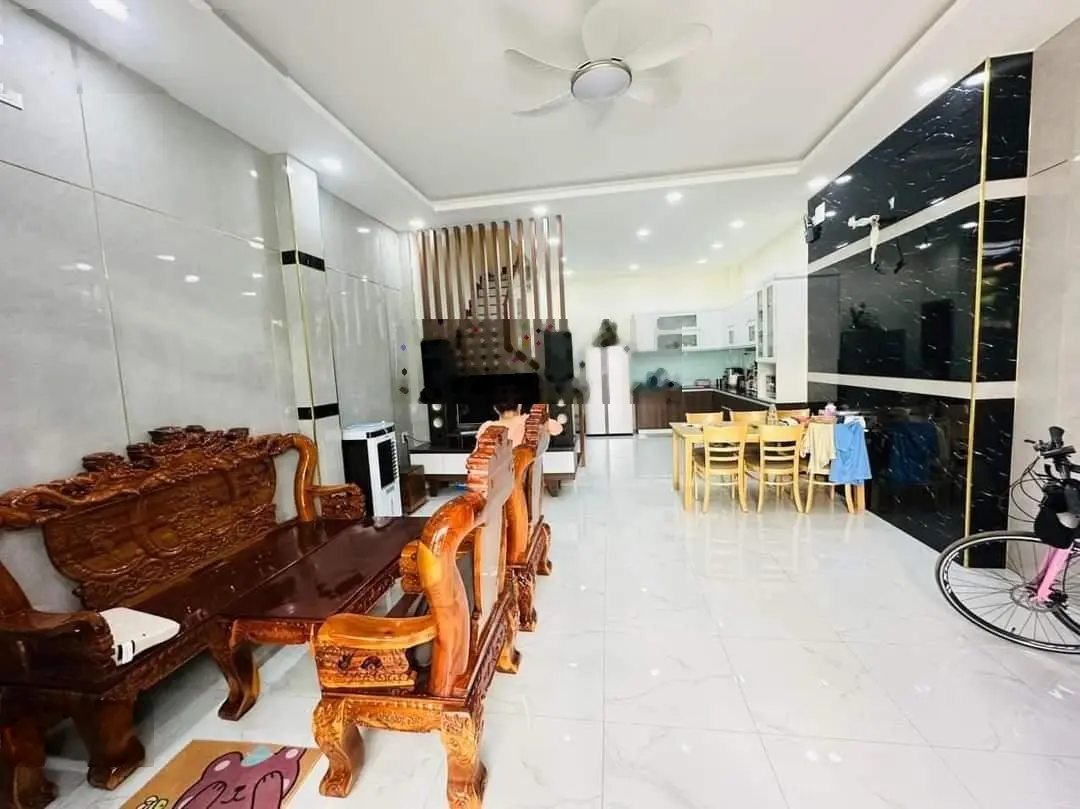 Nhà mới đẹp 4 tầng, đường 12m, Nguyễn Văn Quá. Ngay Giáo Xứ Chợ Cầu