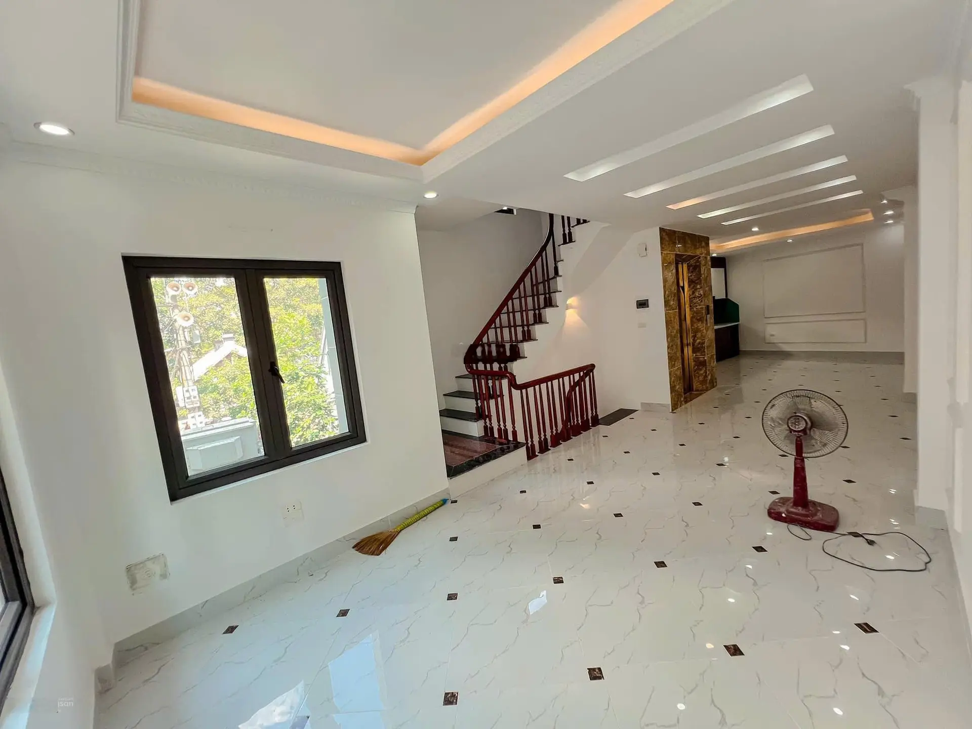 Bán nhà 5 tầng Hoàng Mai, DT 50m2, mặt tiền 4,8m, ô tô đỗ cửa, có thang máy, view hồ, giá 11,5 tỷ