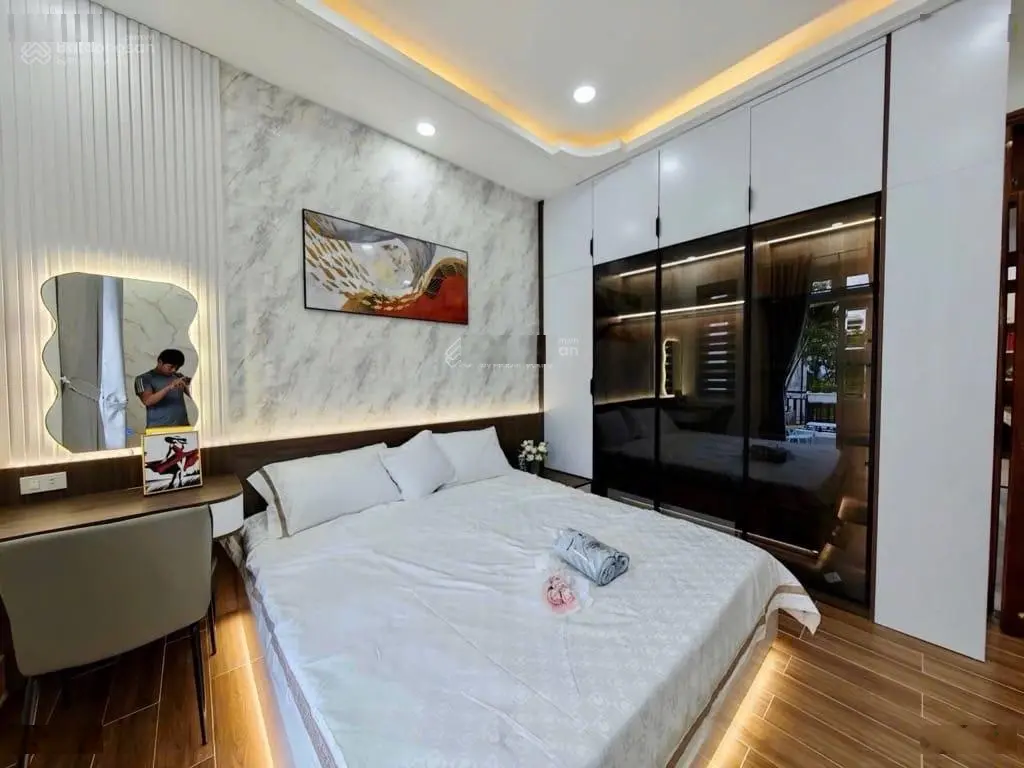 Bán Nhà 3 Tầng, Giáp Quận 02, 60m2(4.2 x 14 ), Mới Đẹp, Sân Thượng, Sân Để Xe, Chỉ 5 Tỷ