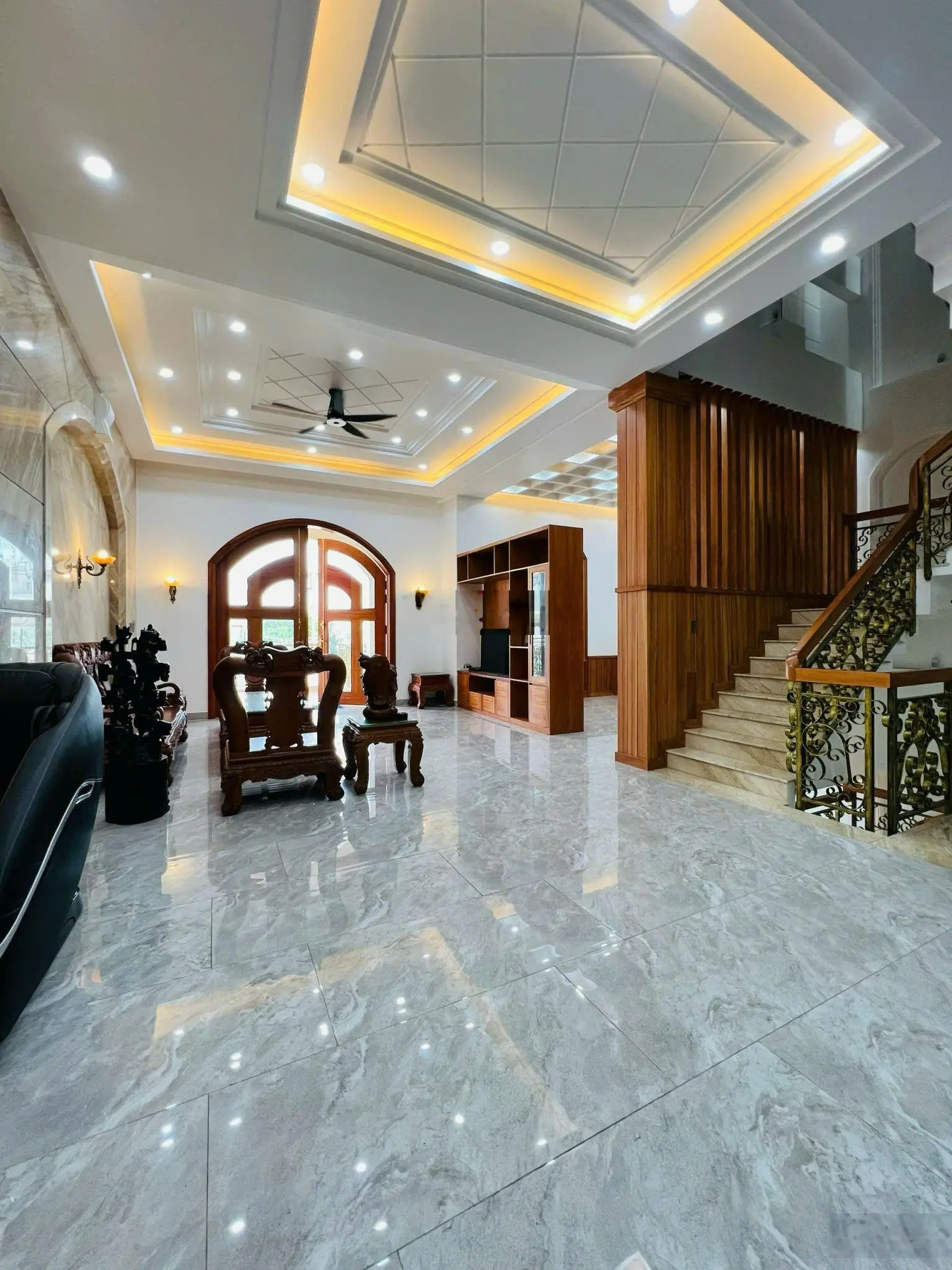 Bán dinh thự 4 lầu diện tích gần 1000m2 mặt tiền kinh doanh đối diện TTTM Emart Phan Huy Ích