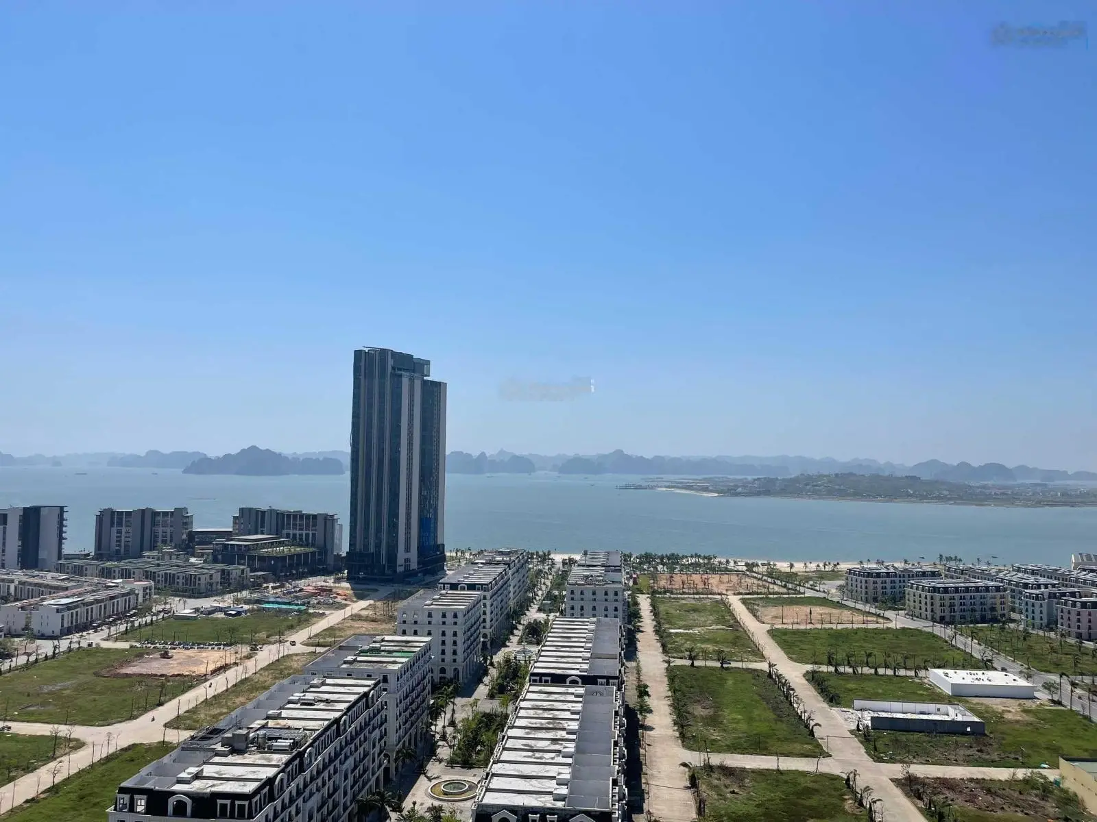 Bán căn hộ 2 phòng ngủ view trực diện vịnh hạ long chiết khấu 22% - giá chỉ còn 3.279 tỷ