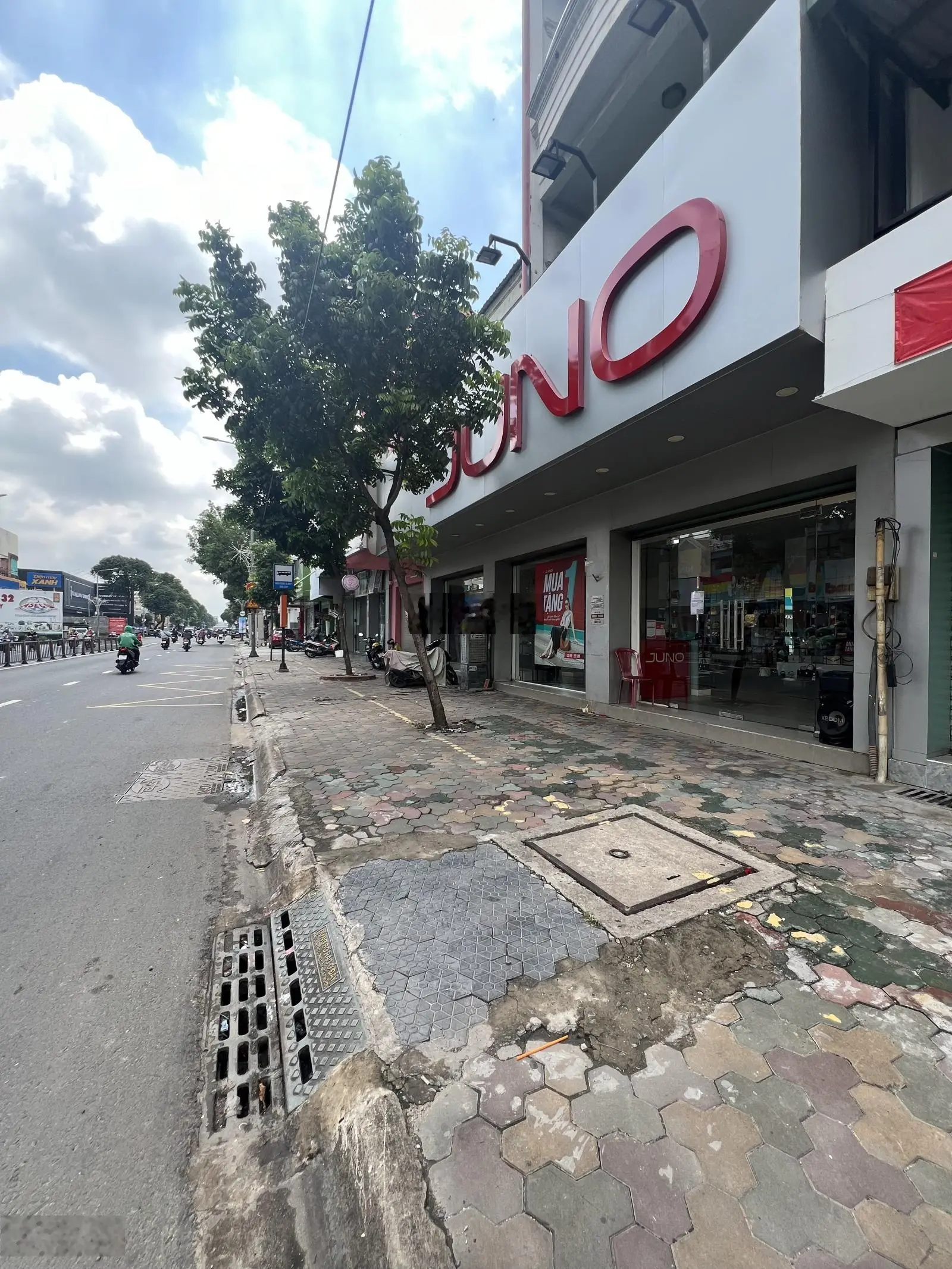 Bán nhà MT đuờng Nguyễn Văn Lượng P10 Q Gò Vấp. DT: 20x35m. KC: trệt. Giá: 37 tỷ. LH: O9O27772O8