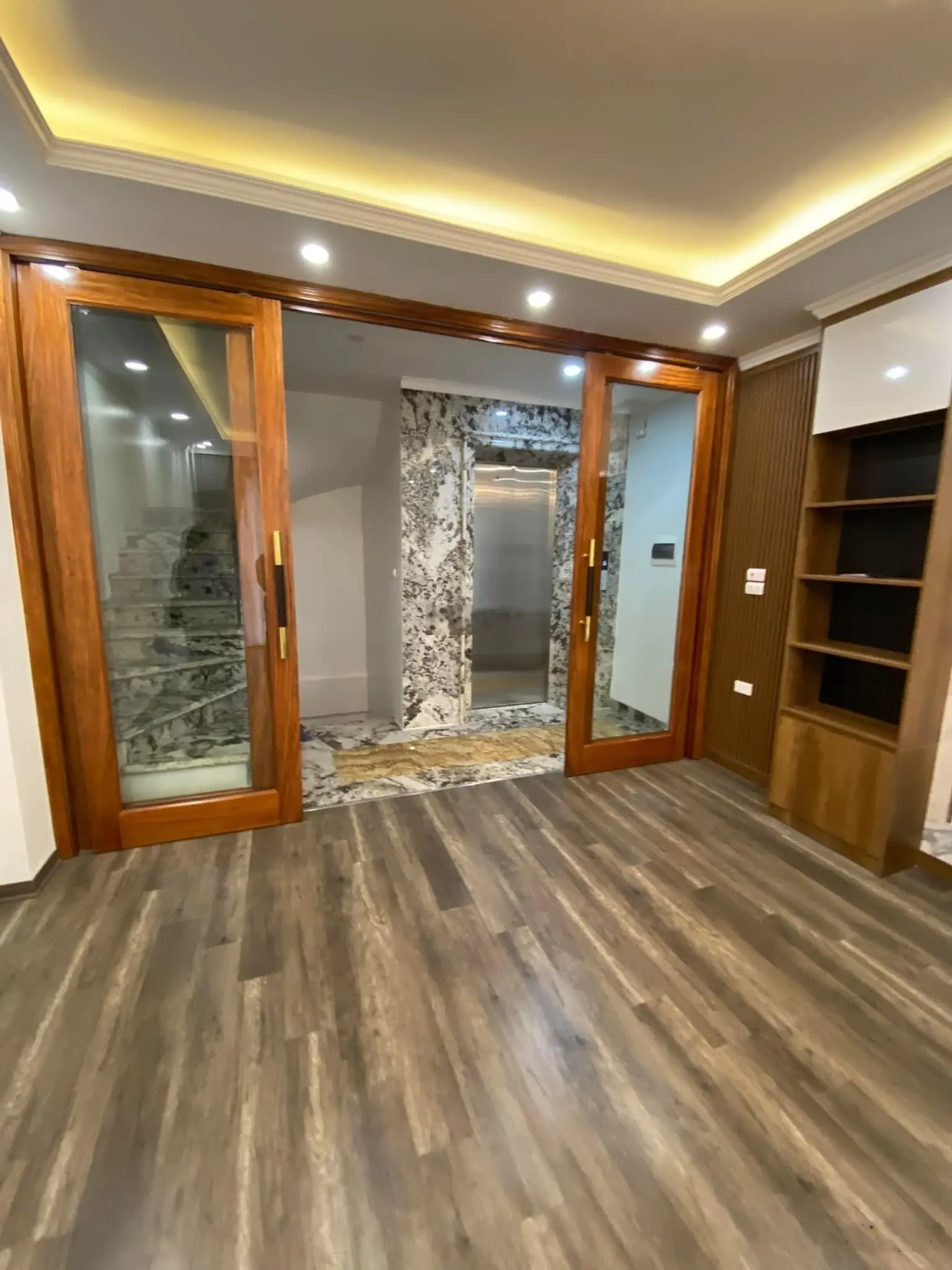 Mặt phố Đặng Thùy Trần, Bắc Từ Luêm. Dt 54 m2, 5 tầng, mặt tiền rộng 4,7 m. Số đỏ chính chủ. 23 tỷ.