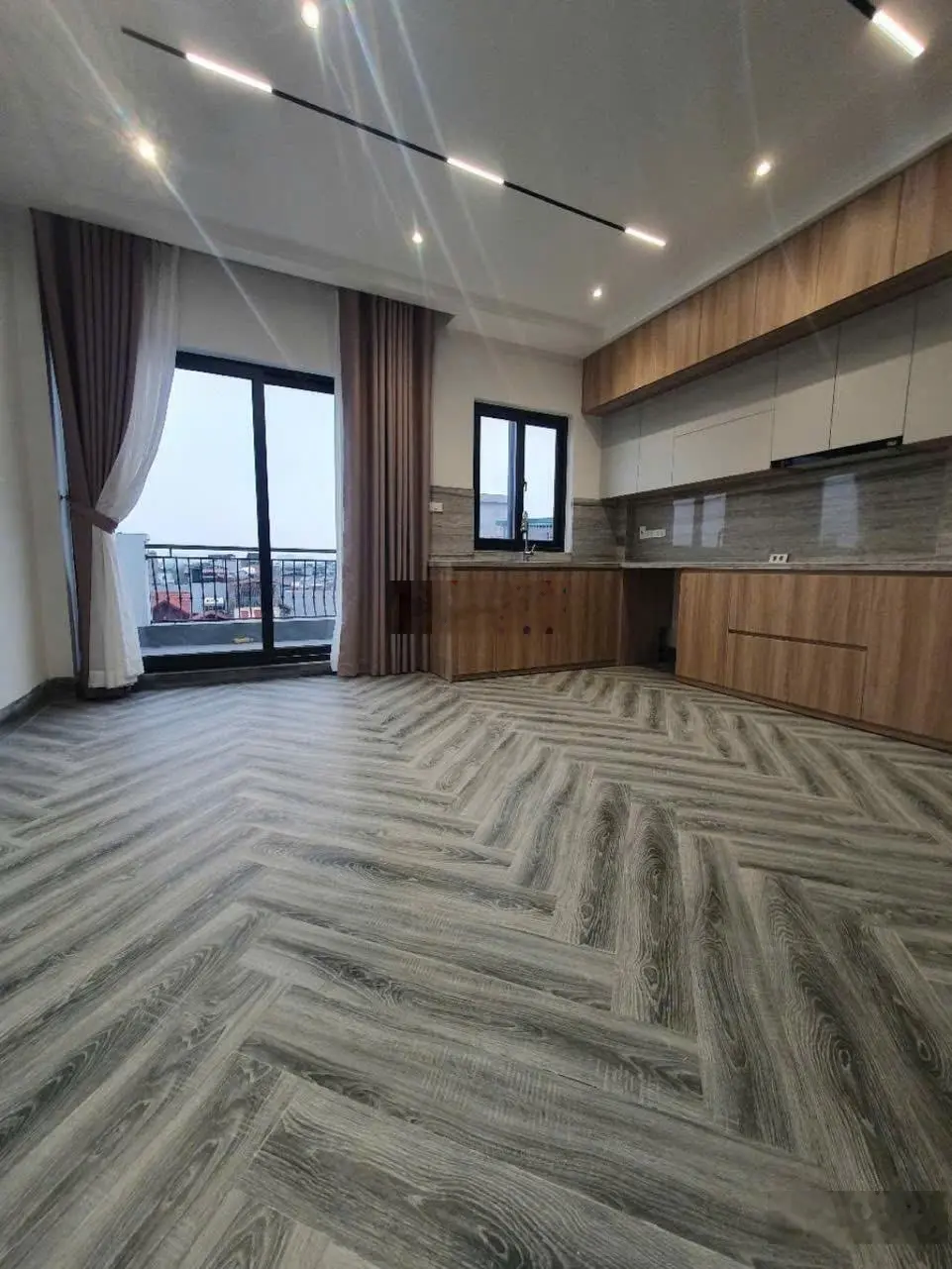 Bán nhà Phố Trạm Long Biên ga ra ô tô thang máy giá 9.3 tỷ LH 0988009316 xem nhà