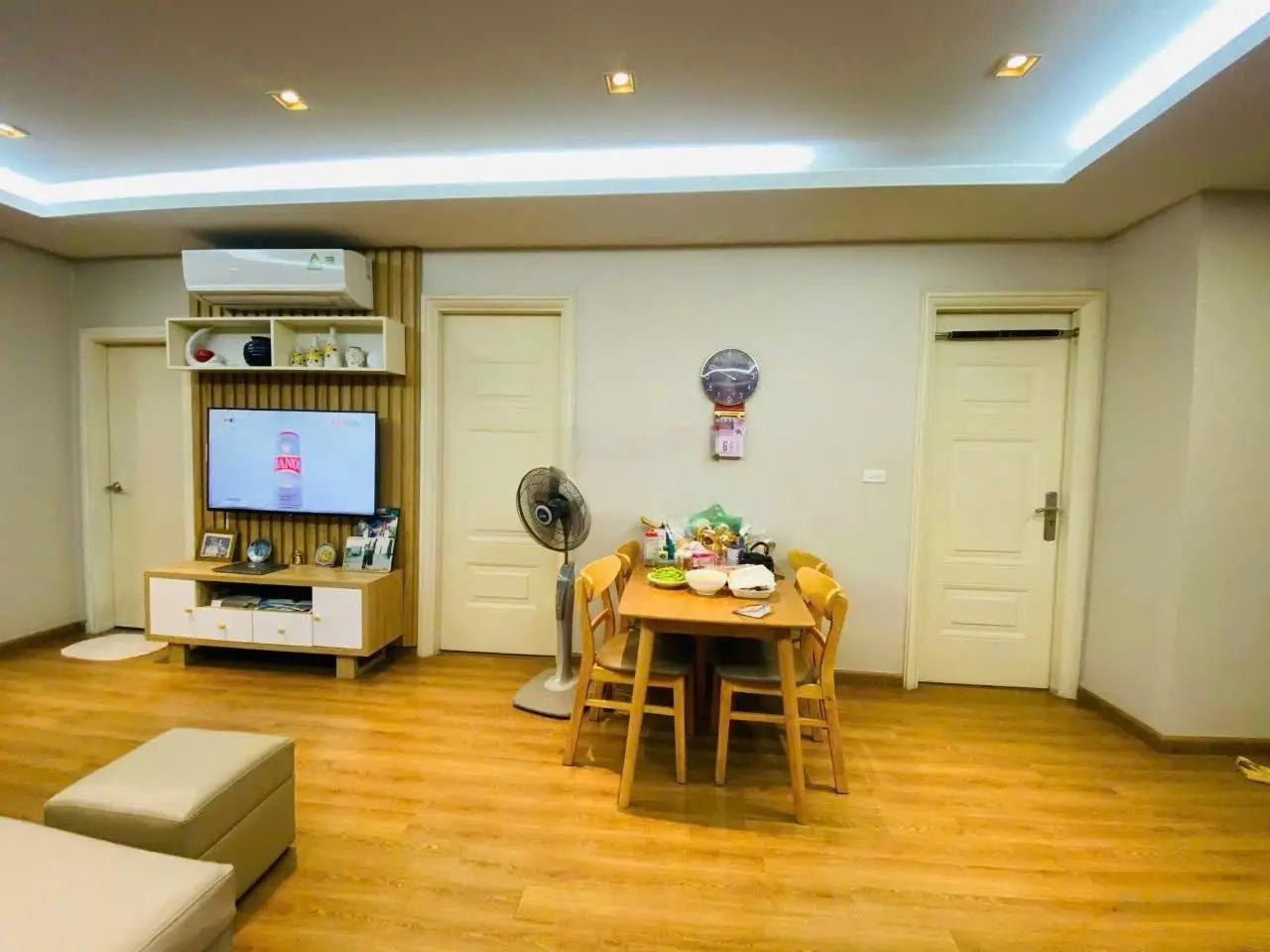 Gia đình tôi cần bán nhanh căn hộ siêu đẹp, tầng trung, ban công Đông Nam siêu thoáng mát. Duy nhất