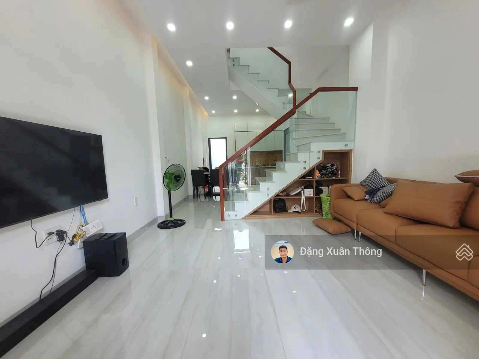 Nhà 1 Trệt 2 lầu Hiện Đại Gần Vin Quận 9, Vào Ở Ngay, Giá 5,3 tỷ, Đường 10m Vỉa hè Rộng, Văn Minh