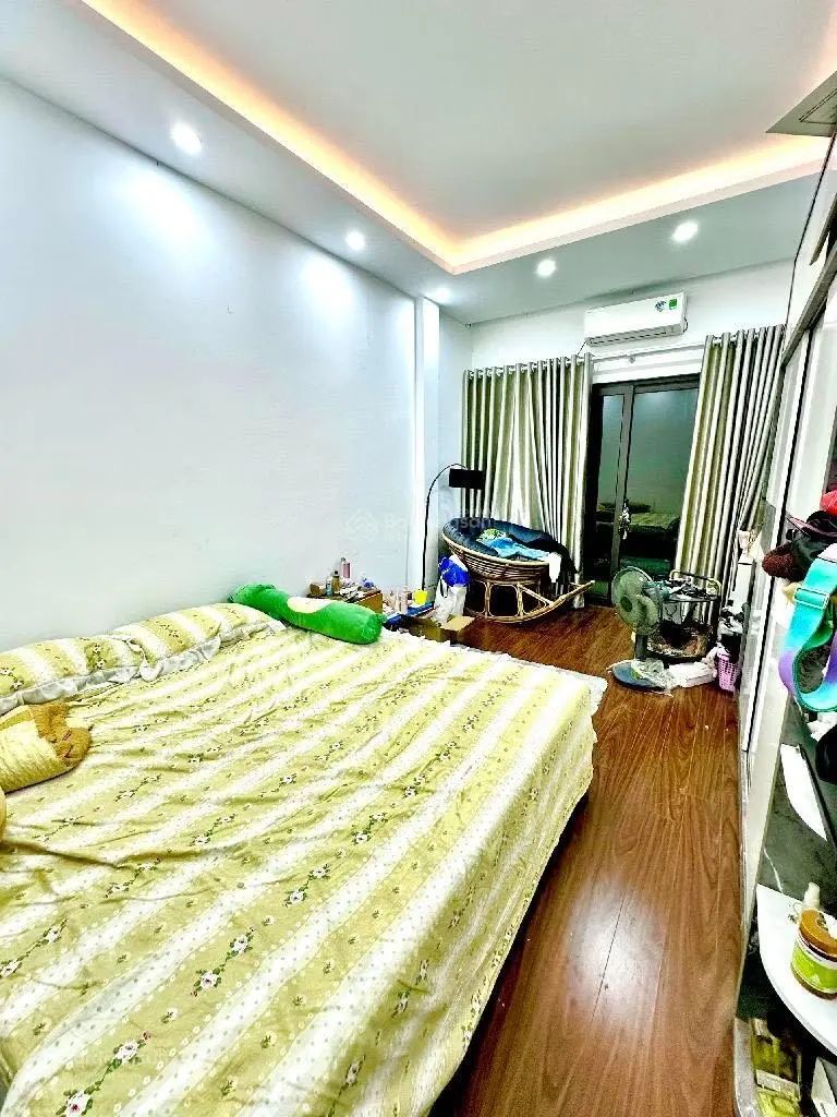 Nhà phố Nguyễn Trãi 56m2 4 tầng trắc chắn còn mới đẹp - gần phố ô t30m trước nhà 3 gác tránh sổ đẹp