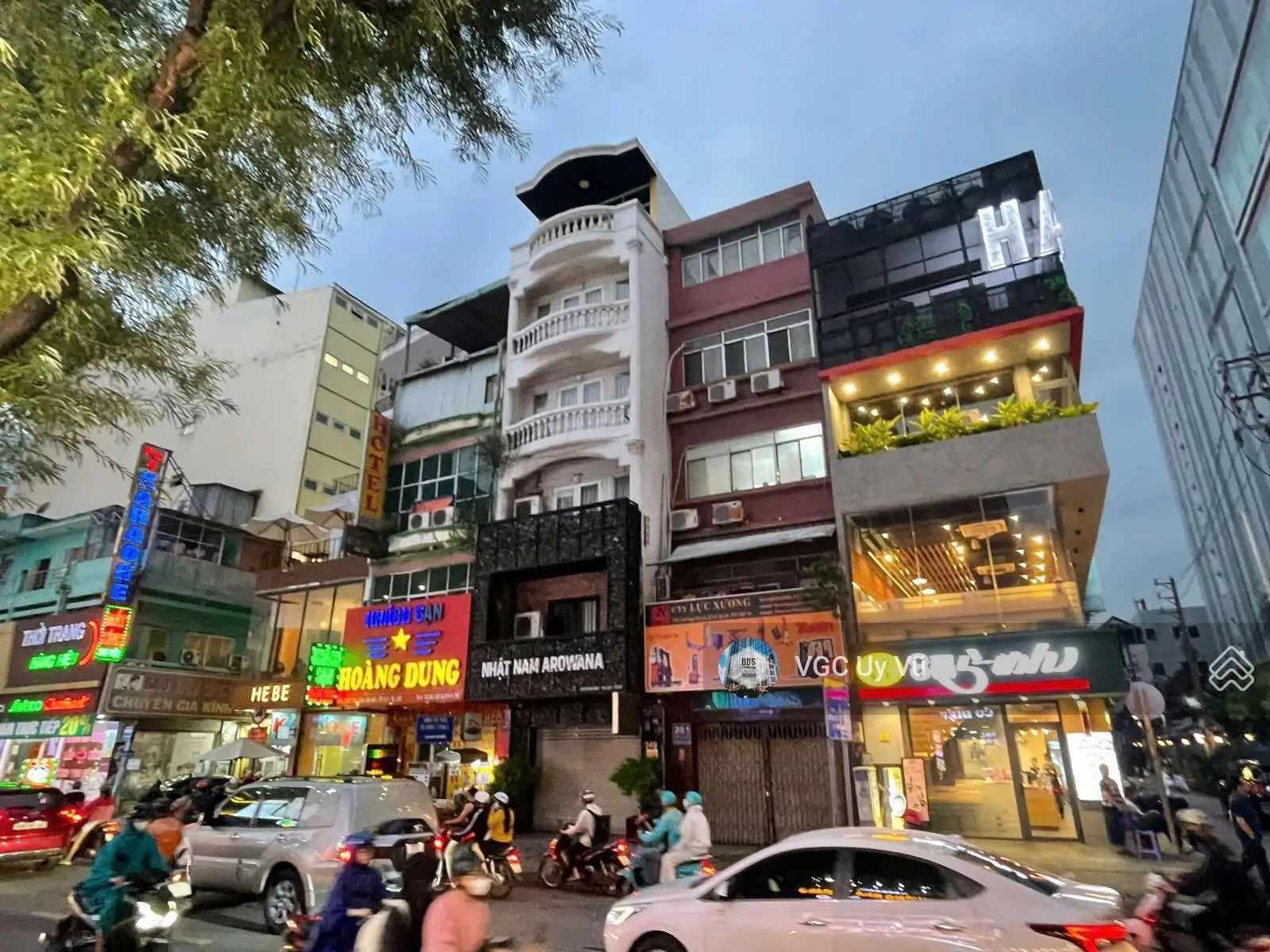 Sát bên Vạn Hạnh mall. Mt Sư Vạn Hạnh. Dt: 4,5x18m. 4 lầu thang máy. 37 tỷ