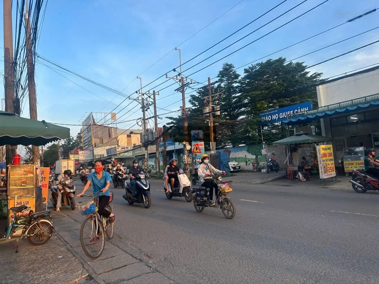 Cần bán căn nhà mới hoàn thiện mặt tiền hẻm kinh doanh giá rẻ. Sổ riêng thổ cư gần chợ Changshin