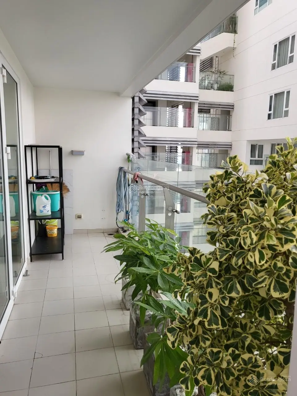 Bán căn hộ 3 phòng ngủ Đảo Kim Cương, 180 m2, có sổ hồng, view hồ bơi, yên tĩnh mát mẻ, giá tốt