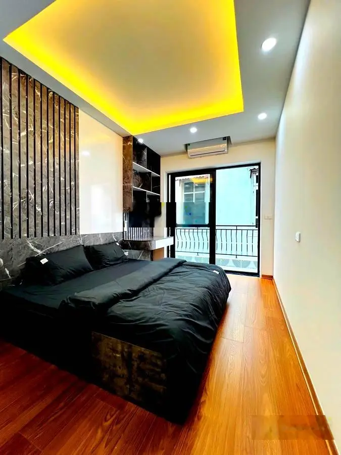 Bán nhà phố Nguyễn Trãi, Dt: 35m/5 tầng. Sát Royal. Lô góc. Nội thất đẹp. Dân trí cao. Giá: 6,8 tỷ