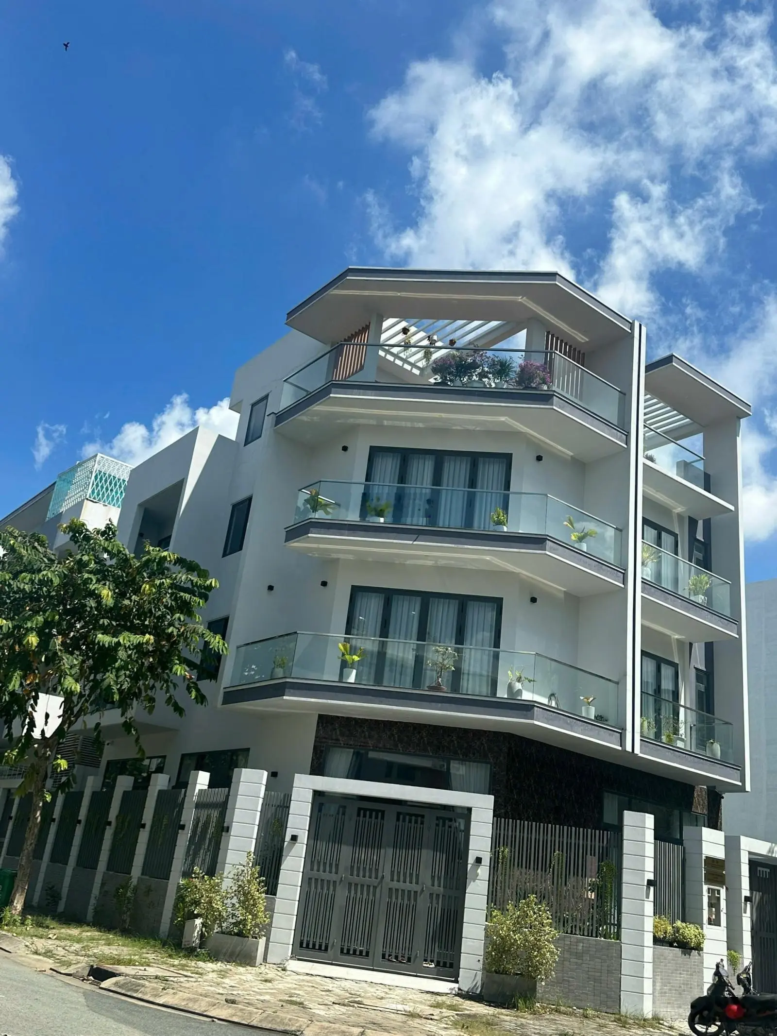 Hiếm. bán nhà mặt tiền đẹp 4 tầng, tặng nội thất 2 tỷ, đường xe hơi dương bá trạc quận 8