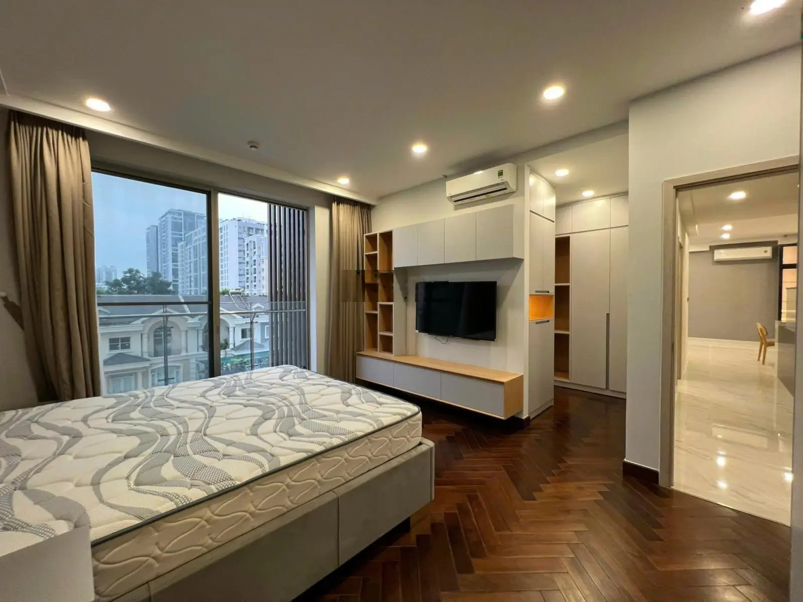 Cần bán gấp căn hộ The Grande (M5) - Midtown siêu rộng-DT 140m2 căn góc giá 10.2 tỷ. LH 0933 233 ***
