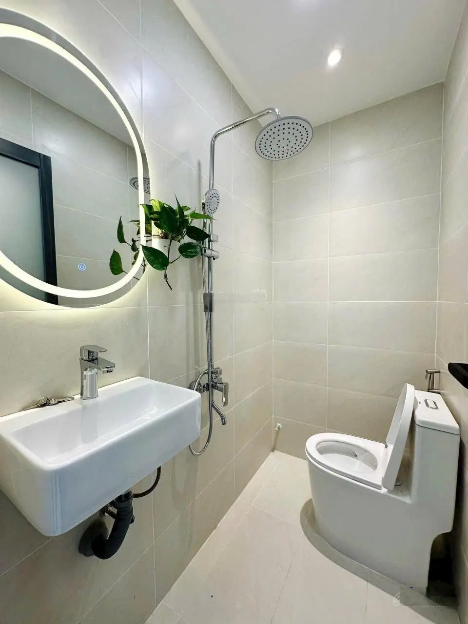 Nhà hxh Nguyễn Trọng Tuyển, 2,15 tỷ, 52 m2, 4PN, 4WC, đẹp, nhiều tiện ích. Shr sang tên ngay
