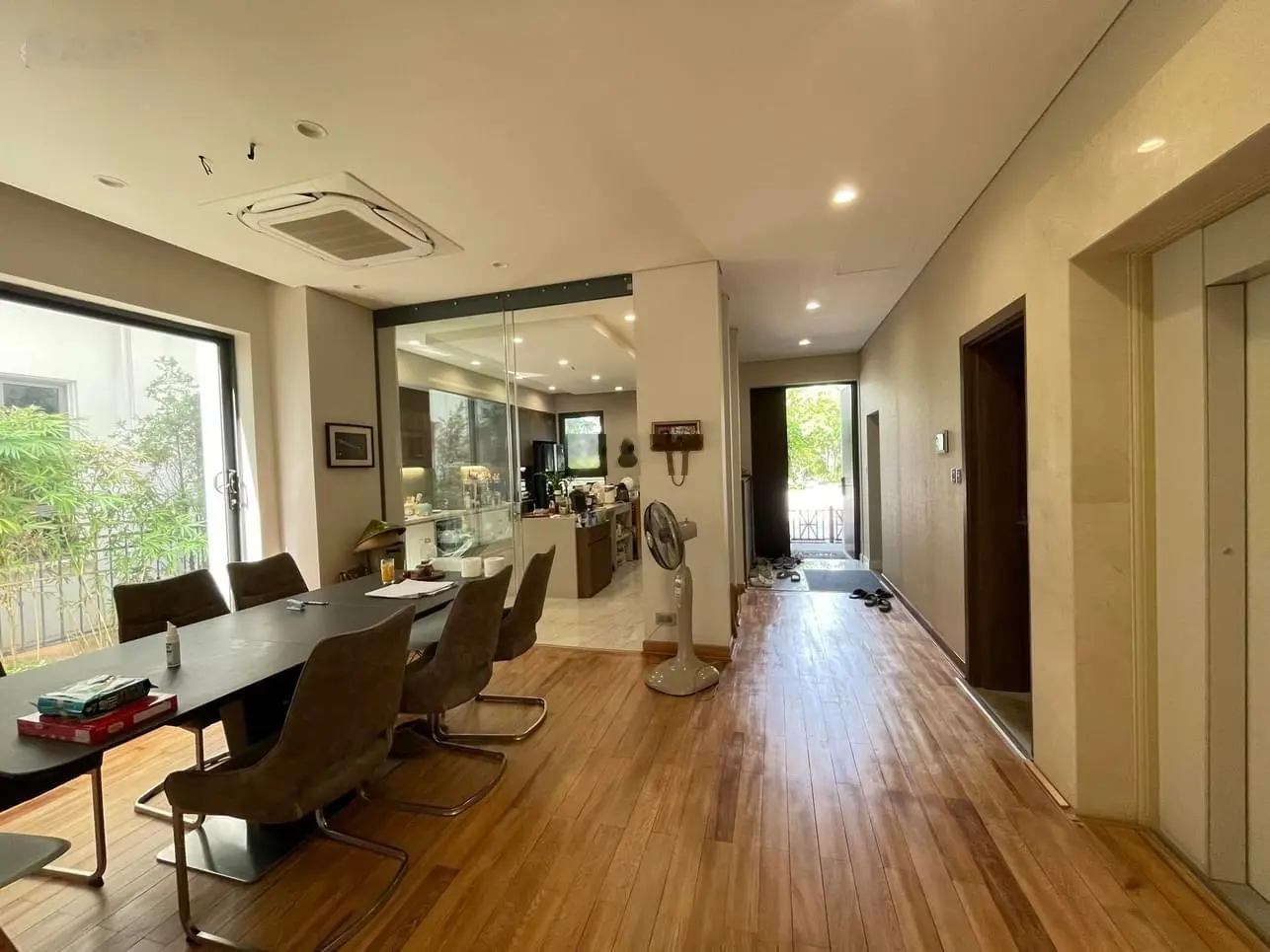 Bán căn biệt thự The Manor Central Park 202m2 sổ đỏ đầy đủ nội thất giá 69,5 tỷ có thương lượng