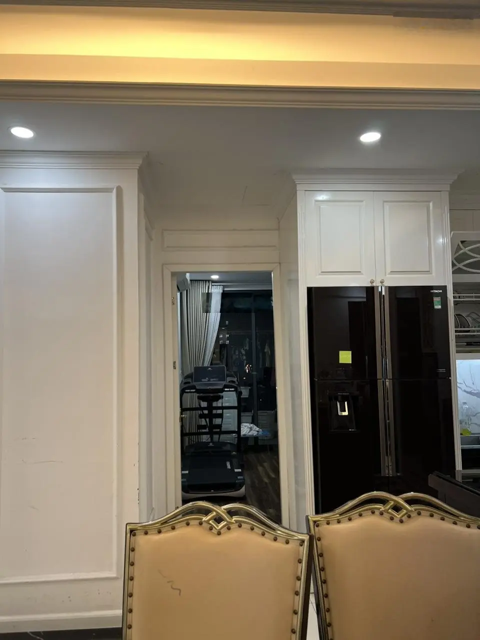 Chuyển nhà xuống biệt thự nên gia đình tôi đang cần bán gấp căn hộ 150 tòa B full nội thất đẹp