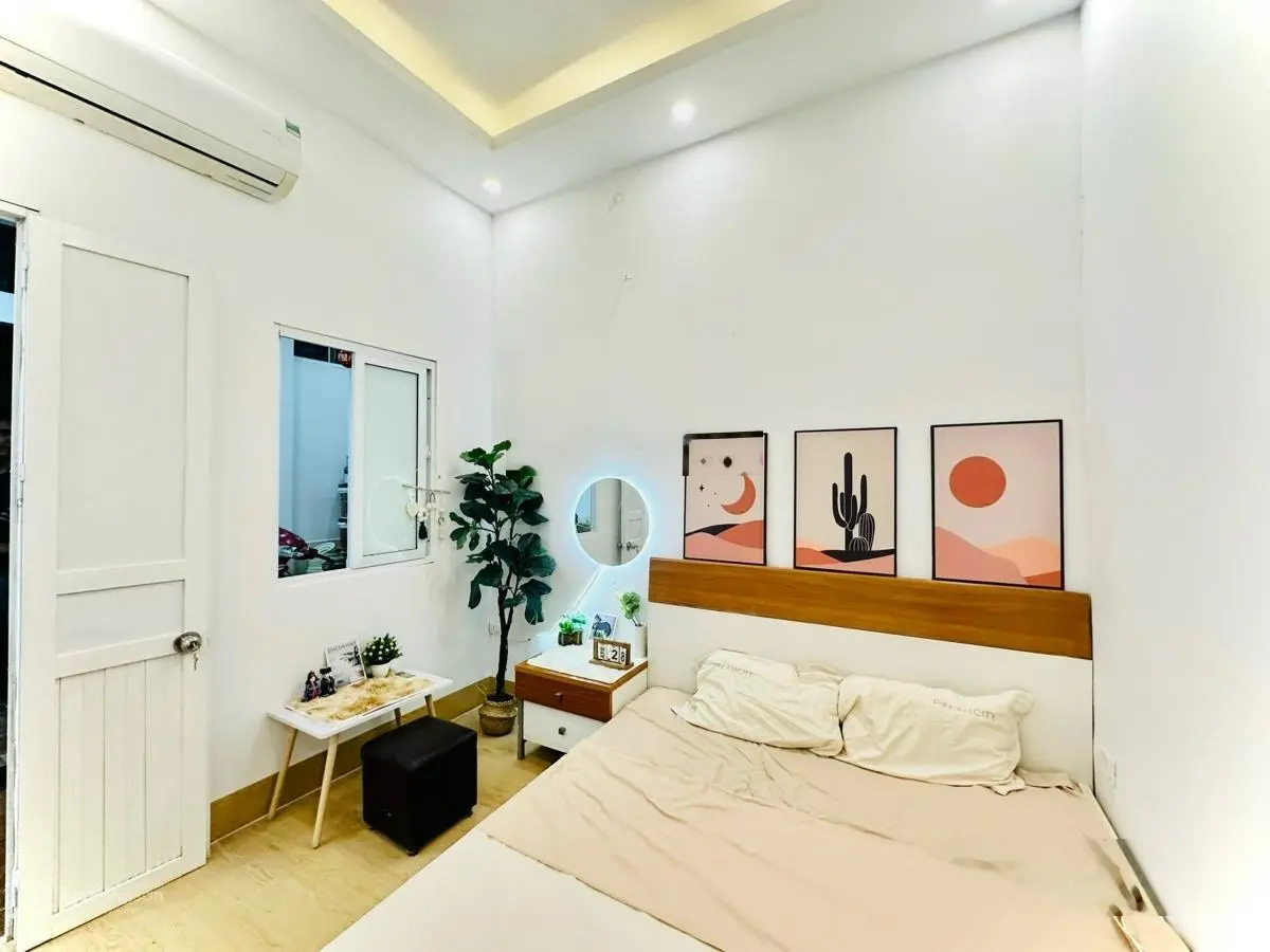Nguyễn Chí Thanh. Nhà đẹp, ngõ thông tứ tung, gần ô tô tránh, ra phố chỉ vài chục mét