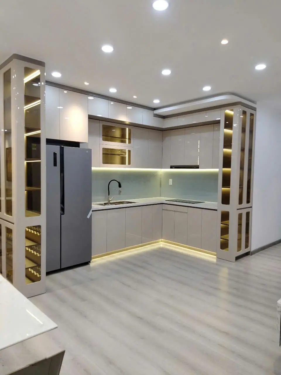 Bán căn hộ Sky Garden 2- 91m2 căn góc-3pn2wc-Giá Bán: 5,x- Giá Cho thuê: 40tr. LH: 0903 788 ***