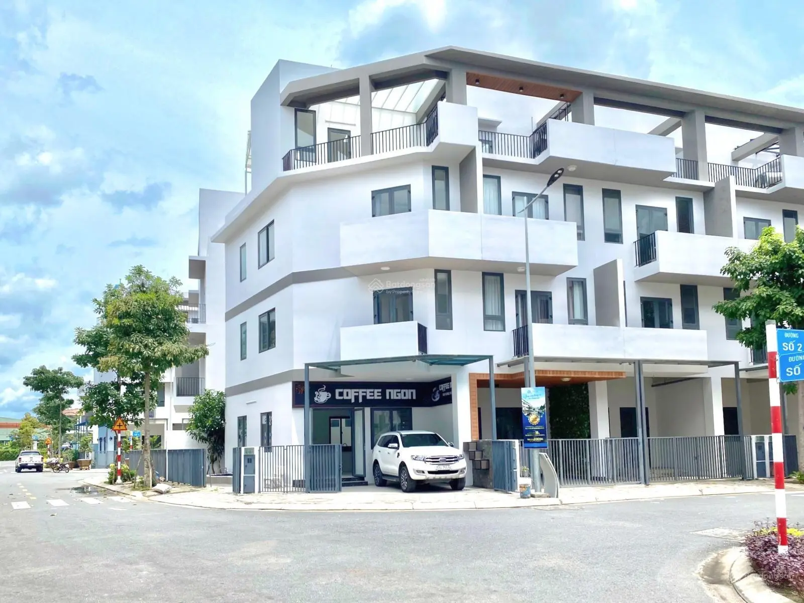 Chính chủ cần bán nhà phố 1 trệt, 2 lầu, sân thượng - KDC có Bến Du Thuyền, giá 4,1 tỷ - Sổ sẵn