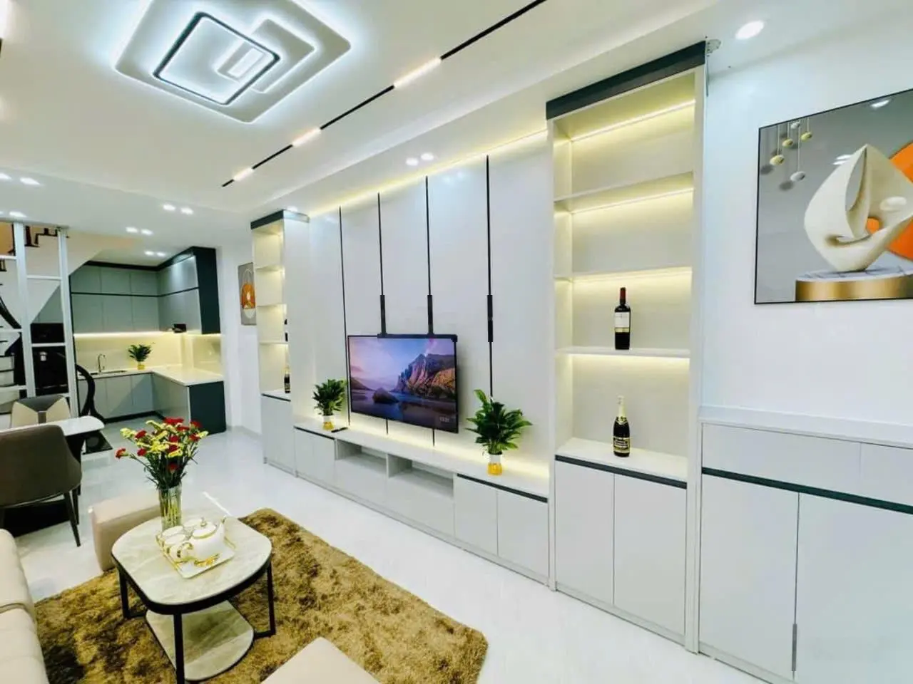 Bán nhà trung tâm Đống Đa - gần phố - trước nhà sân rộng đánh bóng