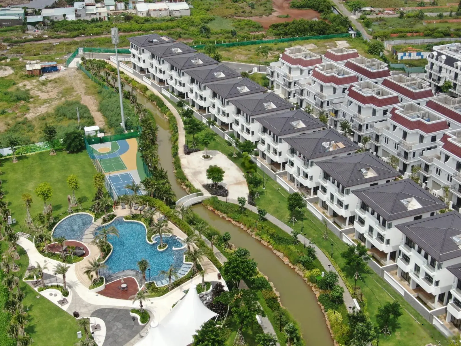 Cần bán nhanh căn gốc sân vườn 136,1m2, 8,2 tỷ bán 7,8 tỷ giá bao gồm thuế phí + 5% sổ