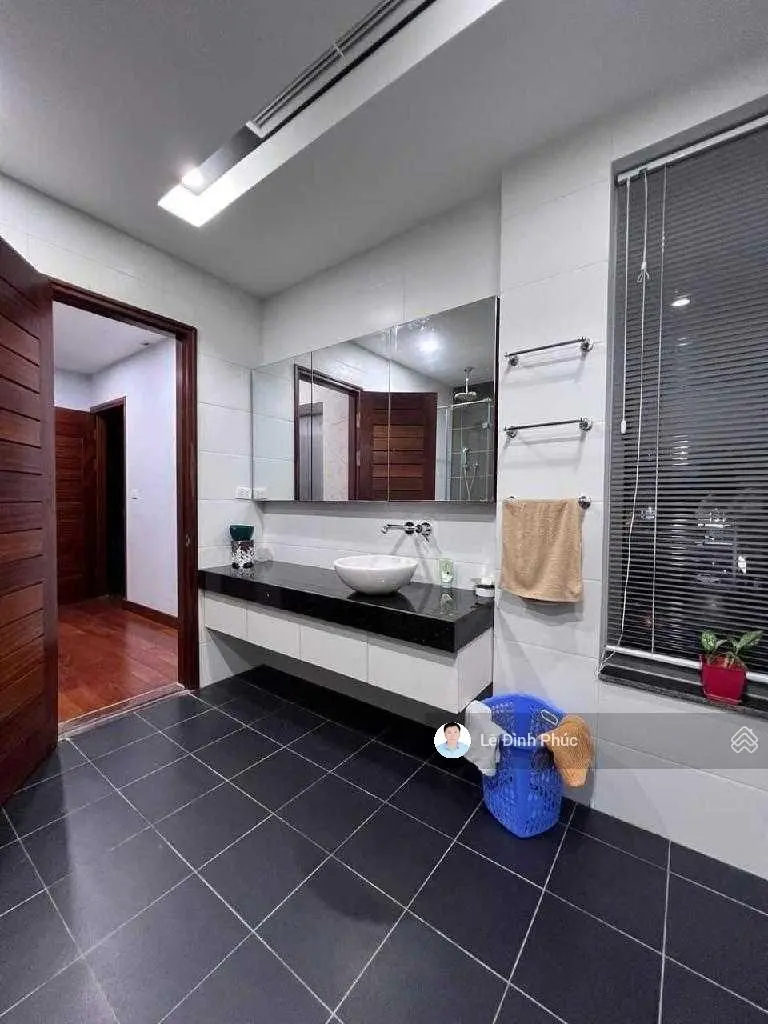 Biệt thự liền kề, lô góc, 150m2x4T, mặt tiền 10m, vỉa hè, 3 ô tô tránh, 3 bước ra hồ, 28 tỷ