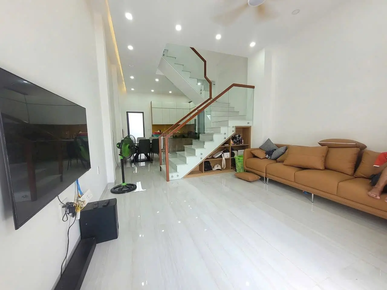 Nhà 1 trệt 2 lầu P Long Thạnh Mỹ đối diện Vinhomes rẻ đẹp, xách vali vào ở ngay