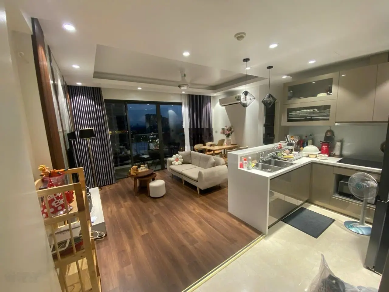 (Chỉ 8,3 tỷ). Bán 3PN 2WC full đồ tầng trung view thoáng sổ đỏ lâu dài chung cư Vinhomes D'Capitale