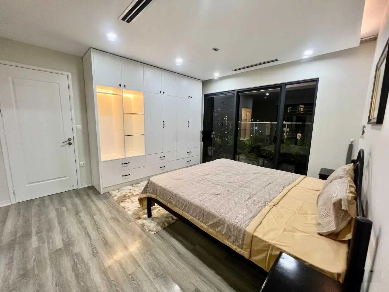 Gia đình thiện chí cần bán gấp căn hộ Penthouse view bể bơi 200m2 ở Imperia Garden giá chỉ 10 tỷ