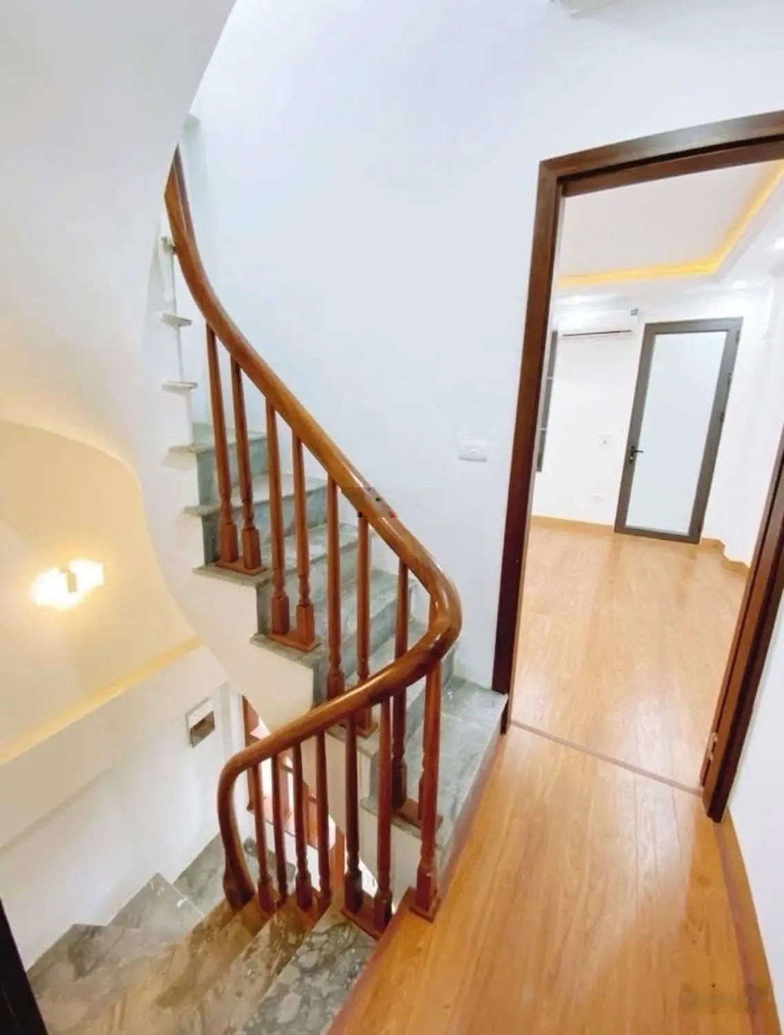 Bán Gấp 140 Đông thiên - Vĩnh Hưng. 30m. 5 Tầng . 6 ngủ giá 5,45 tỷ. Sổ vuông đẹp. Gần ô tô.