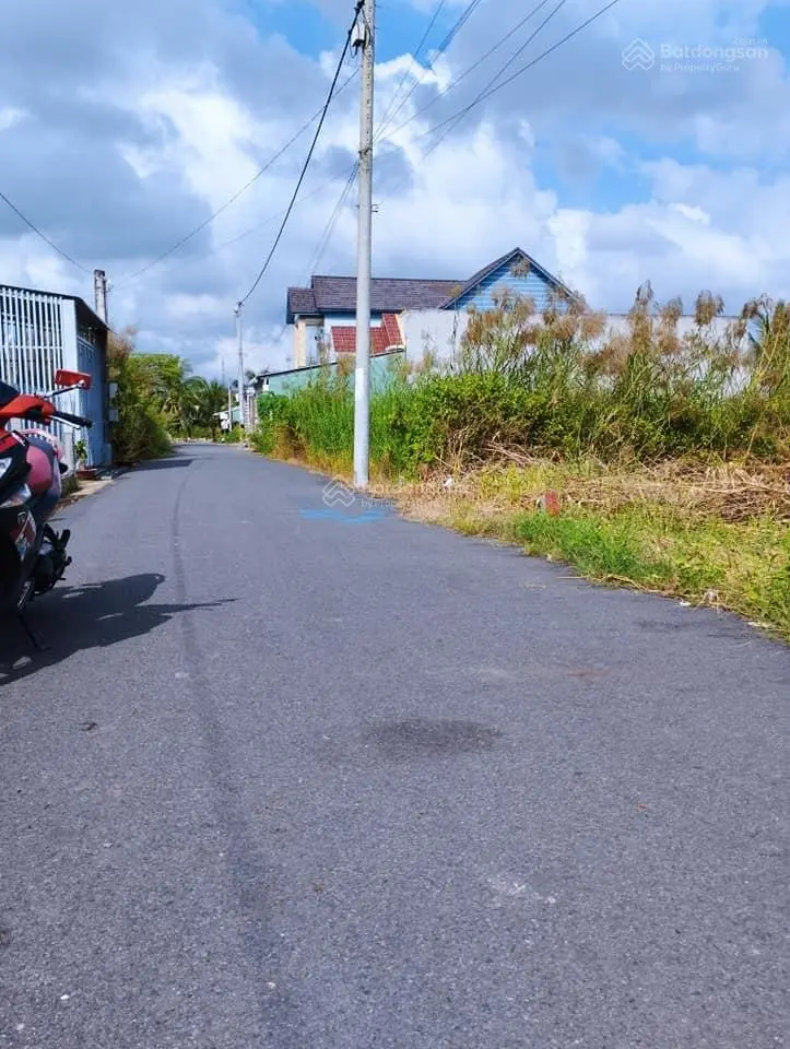 Cần bán gấp lô đất ngay MTĐ Trương Văn Kỉnh, Trà Vinh. Gần trường Đh Sư Phạm. DT 120m2. Giá 700tr