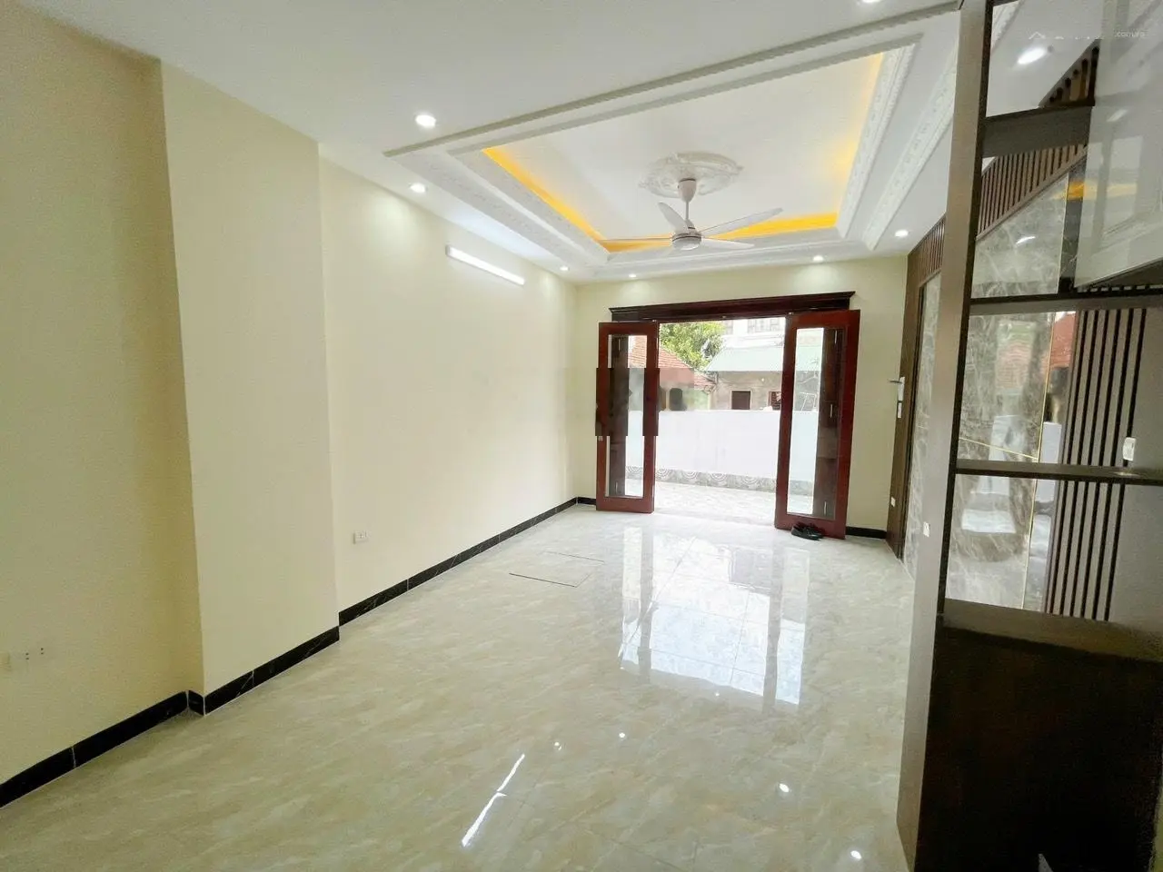 Rẻ Nhất PHỐ ĐỒNG NHÂN, GIÁ 3,65 Tỷ nhà 5 Tầng 20m ra đường ô tô tránh