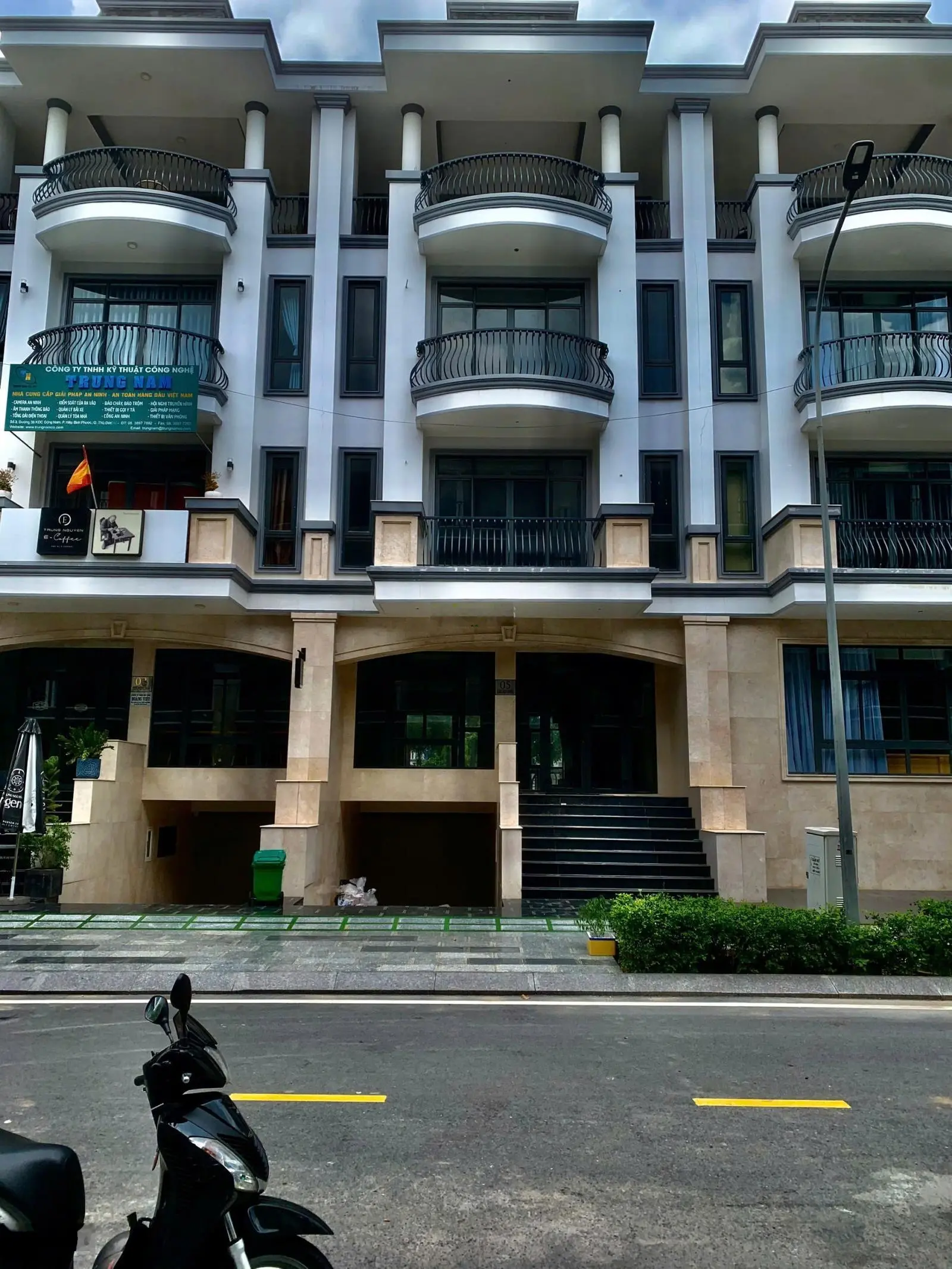 Bán gấp - nhà Vạn Phúc City - 7x22m hầm 4 tầng - view công viên - nhà thô - sẵn sổ hồng