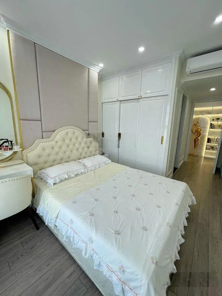 Chính chủ bán căn hộ tại Bohemia Lê Văn Thiêm 135m2 căn góc 3Pn , tầng trung giá tốt LH: 0987 362 ***