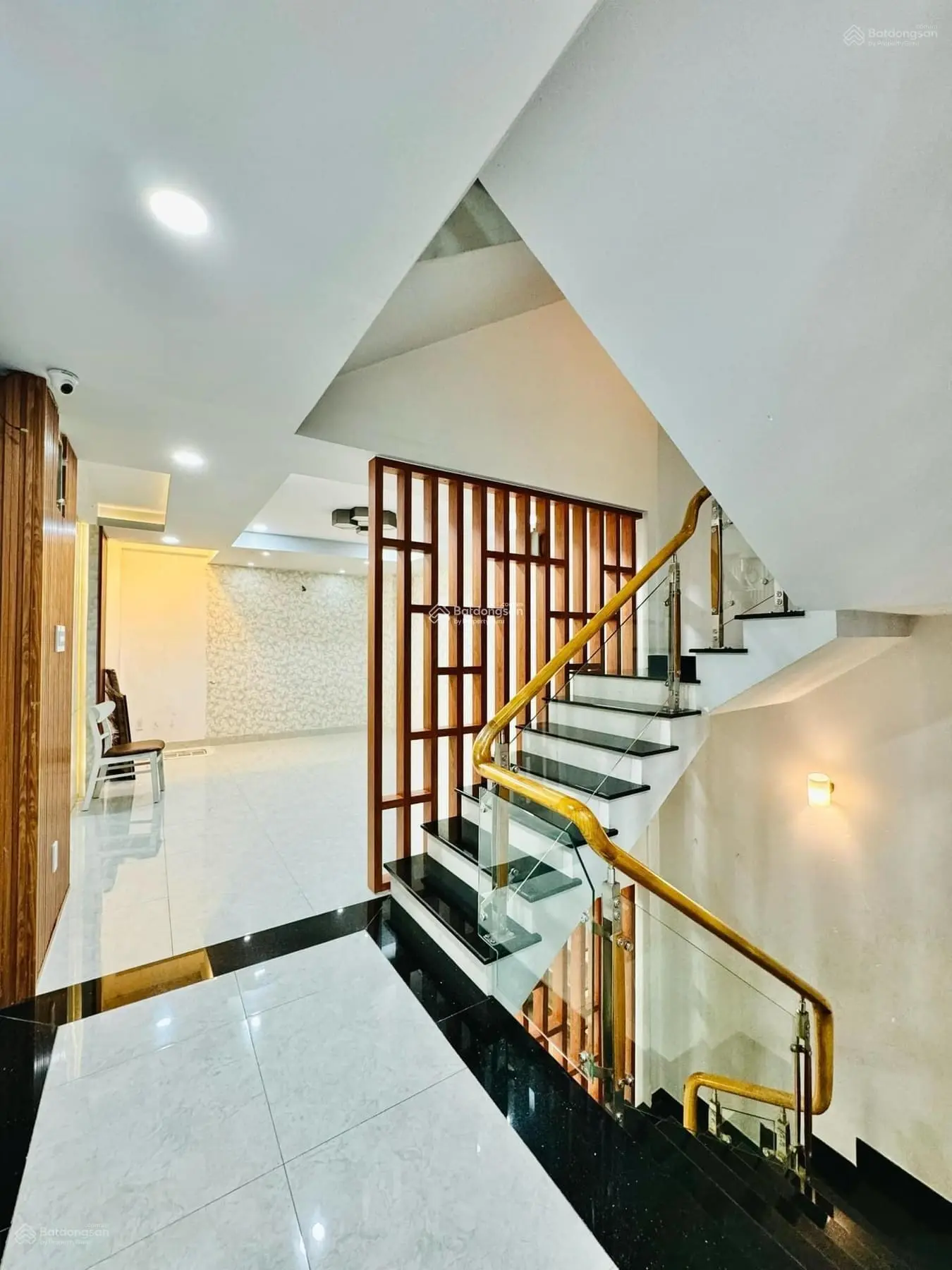 Kẹt tiền bán gấp nhà có phong thủy tốt Trần Quang Diệu, Quận 3. DT 53,8 m2. Gần chợ Nguyễn Văn Trỗi