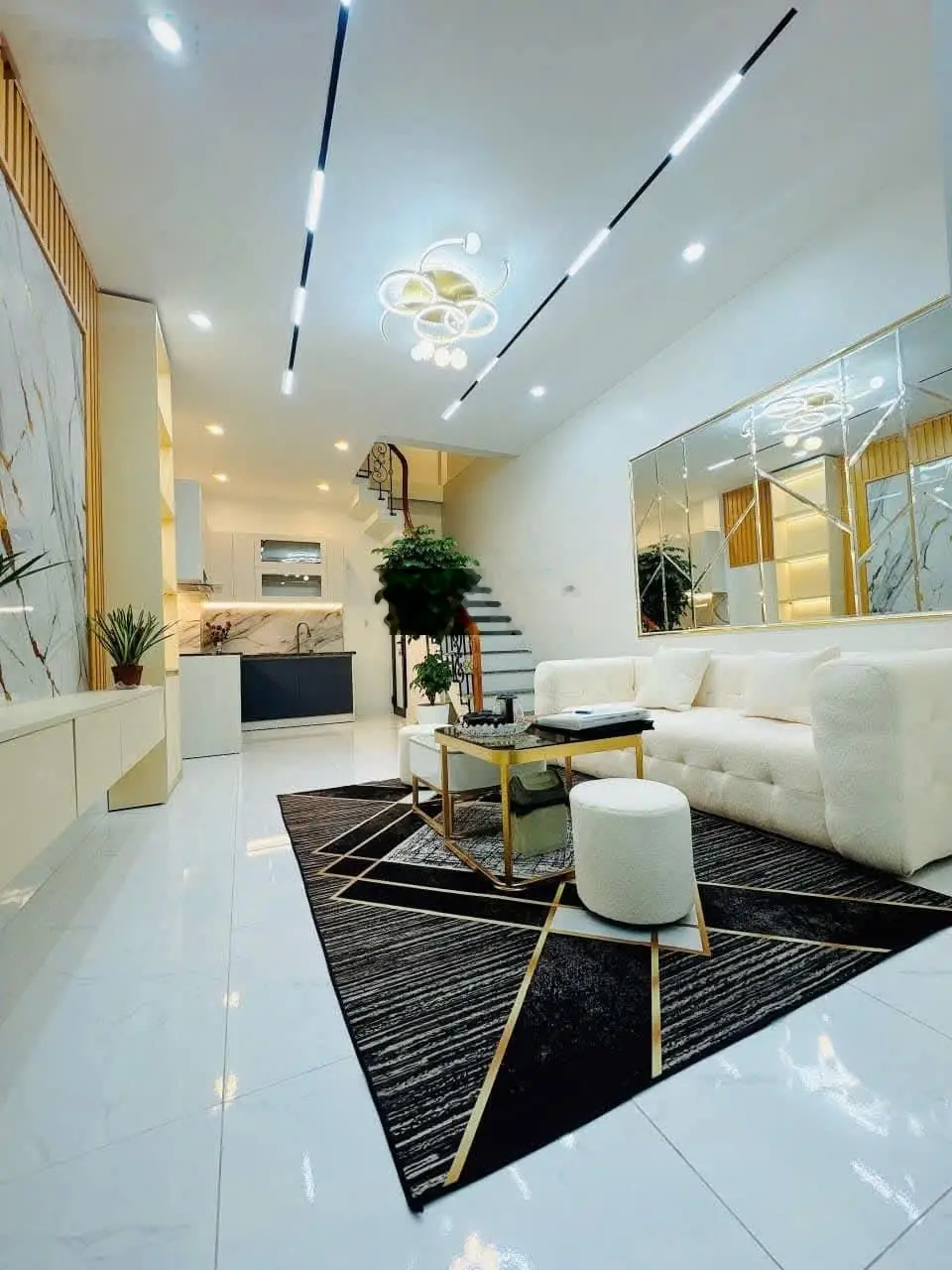 Đặng Tiến Đông. DT 27/30m2 x 4 tầng, MT 3m, giá 7,99 tỷ. Mặt ngõ, taxi đỗ cửa, 1 nhà ra phố.