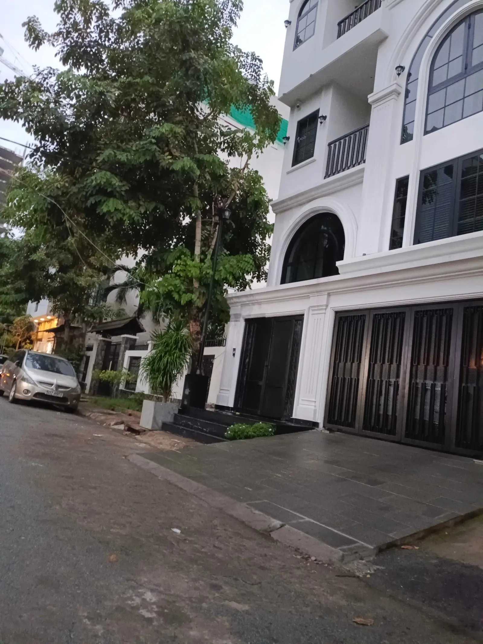 BIỆT THỰ ĐẲNG CẤP KHU VIP DÂN TRÍ - NGAY LÊ VĂN LƯƠNG - NGANG 7.5M- CÓ GARA ĐỂ Ô TÔ - THANG MÁY