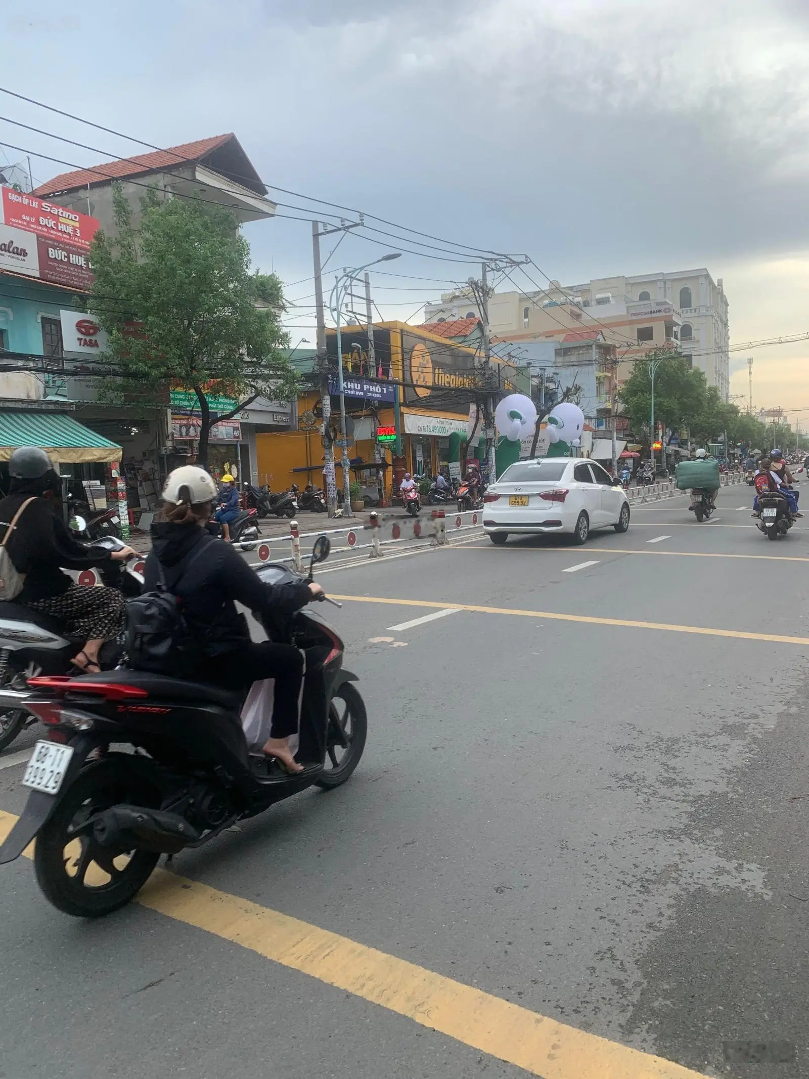 Bán nhà đất mặt tiền đường Bình Trị Đông ngay khúc Lê Văn Quới. DT ngang 9x55m giá 26tỷ5 TL