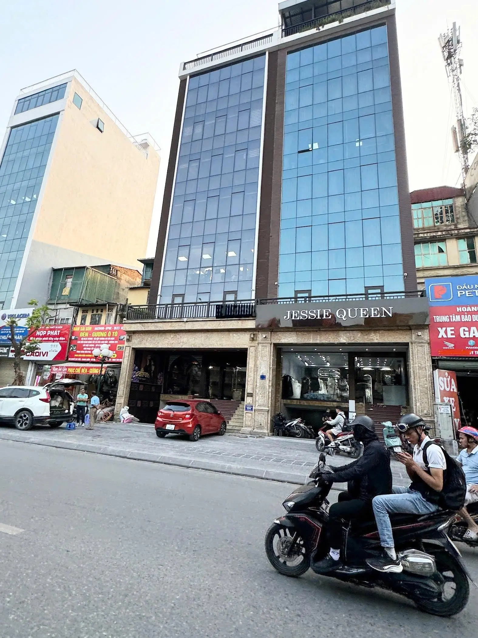 Bán toà văn phòng mặt phố ngã tư Nguyễn Xiển - Nguyễn Trãi, MT đẹp 4,8m, 65m2, 36,9 tỷ, KD sầm uất