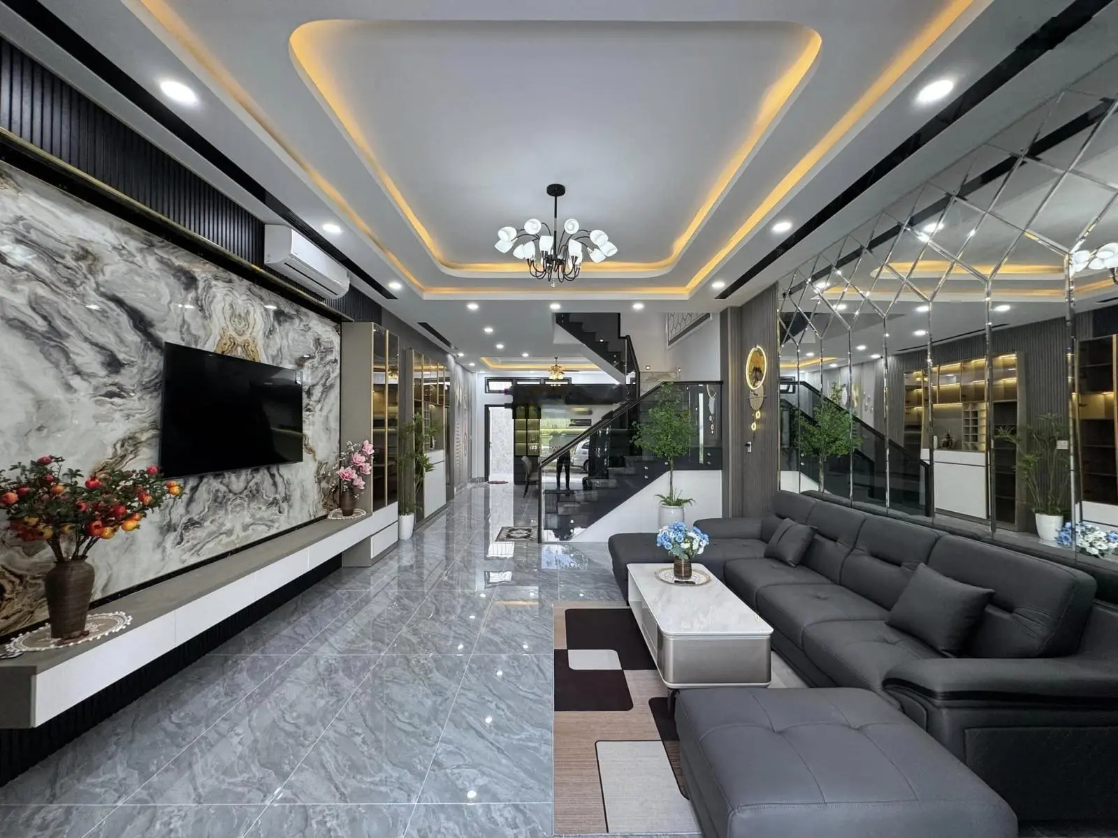 Bán nhà 1 trệt 2 lầu có 4 phòng ngủ KDC Trung tâm VH Tây Đô Cần Thơ, nội thất cao cấp