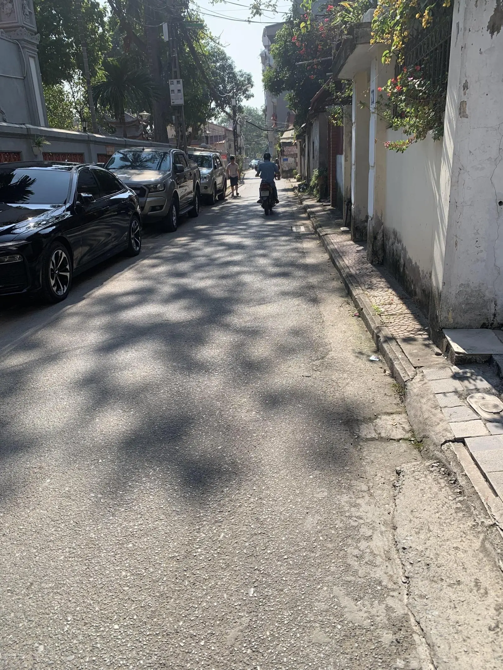 Mảnh đất sót lại tại Ngô Gia Tự, Long Biên, Hà Nội kinh doanh ô tô tránh.