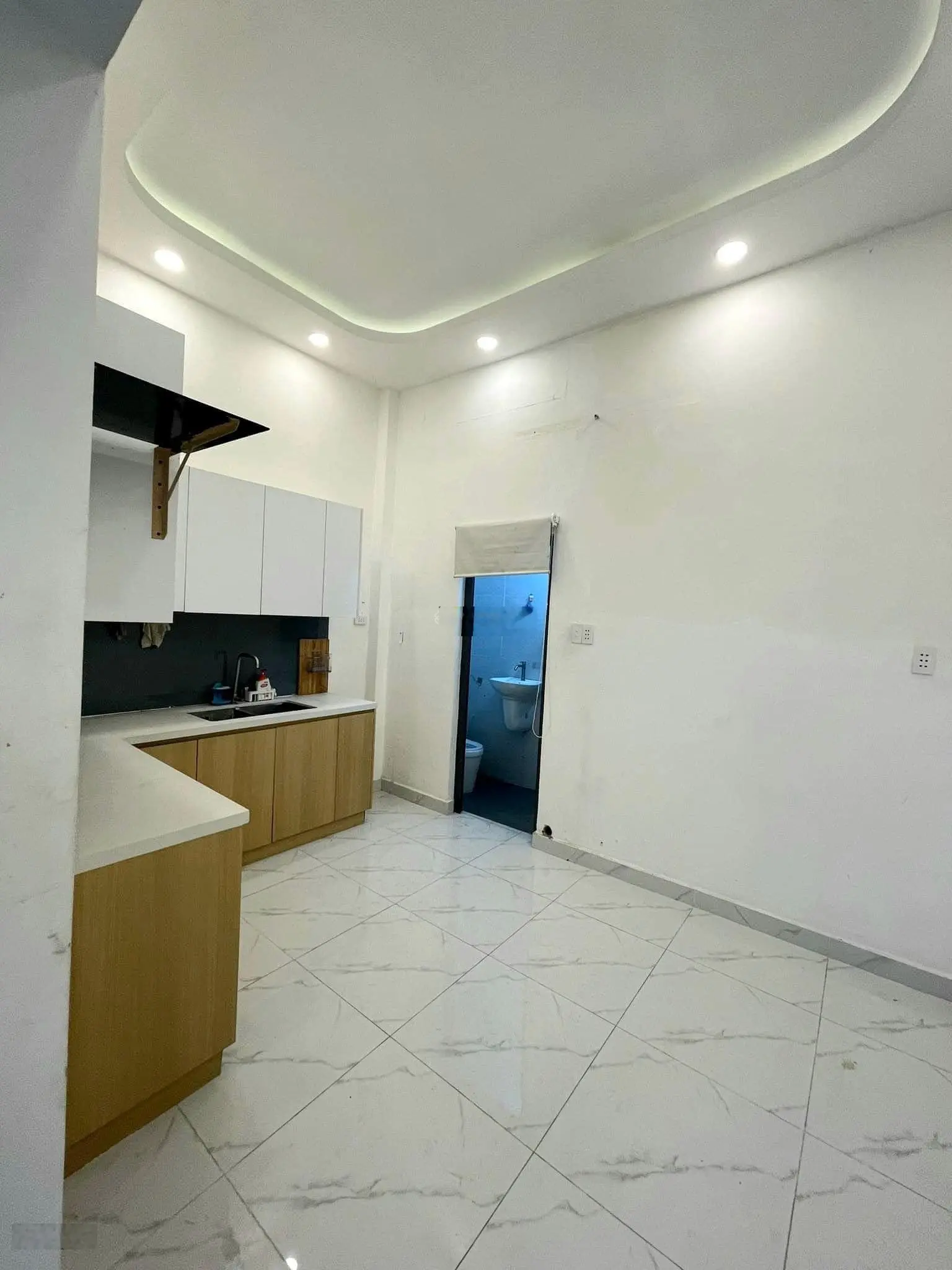Nhà ngộp 3 Lầu cần bán gấp, MT Cách Mạng Tháng 8, Phường 13, Quận 10, sổ sẵn hoàn công