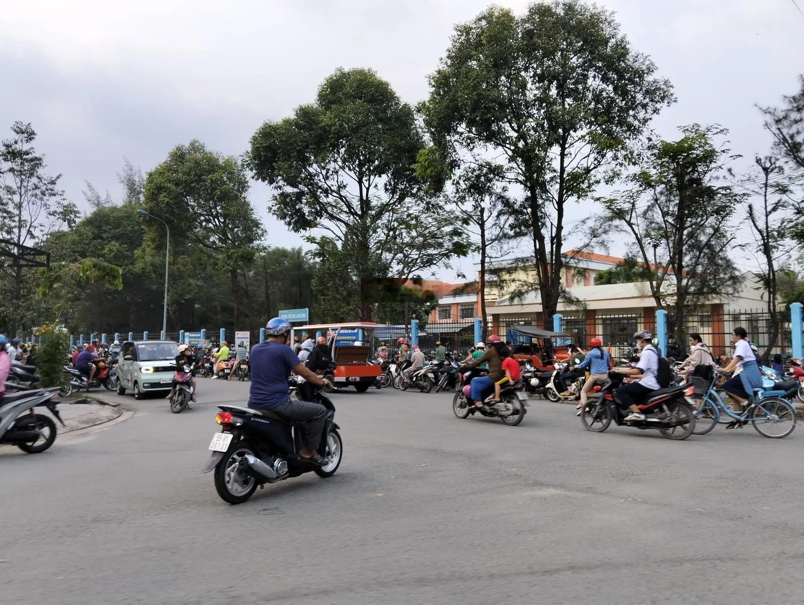 Cần bán lô mặt tiền đường 20m sạch đẹp.
