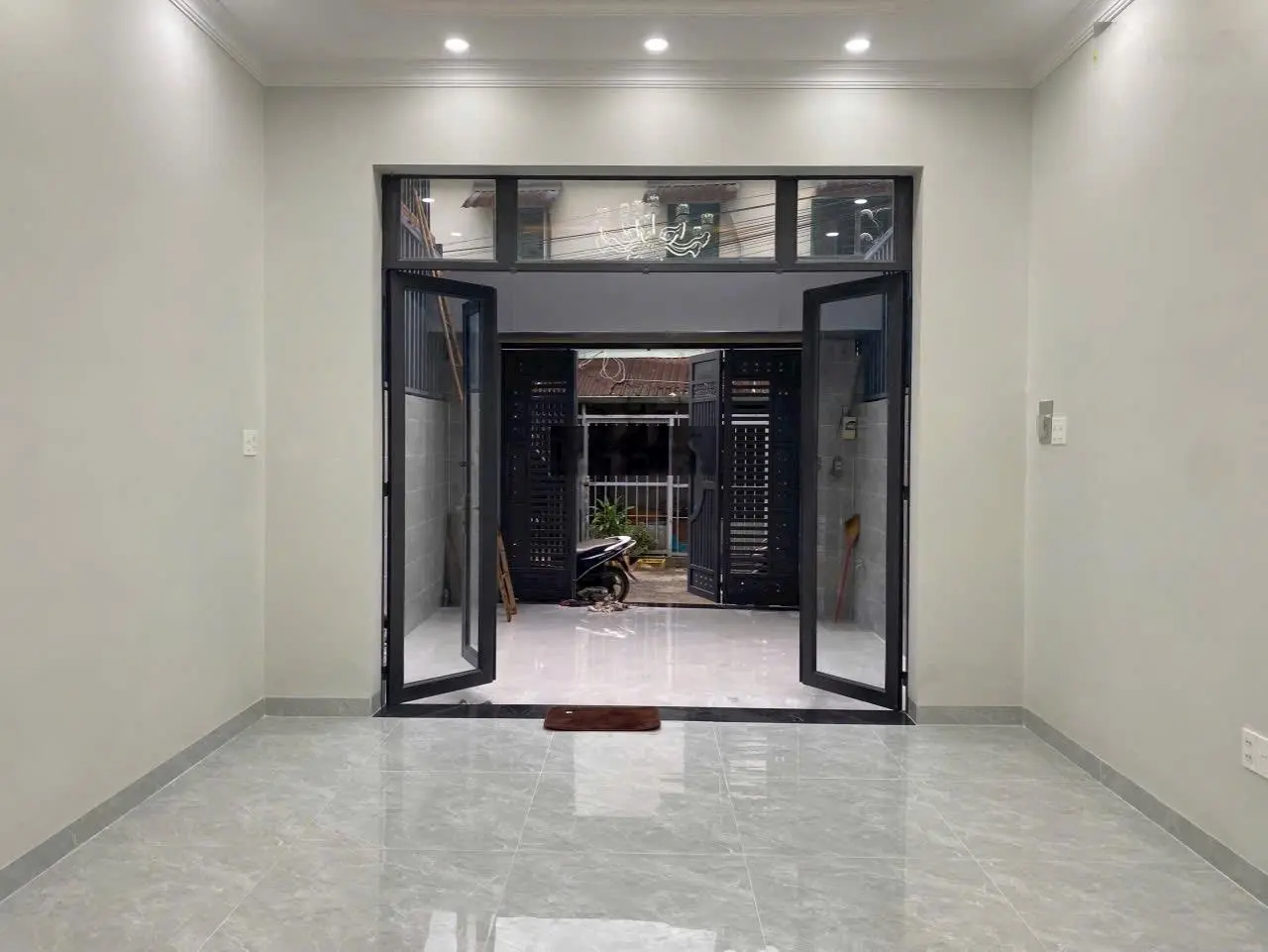 Nhà hiện đại đối diện Giga Mall - Đường thông, ô tô vào tận nhà, nội thất đầy đủ. đầy đủ công năng