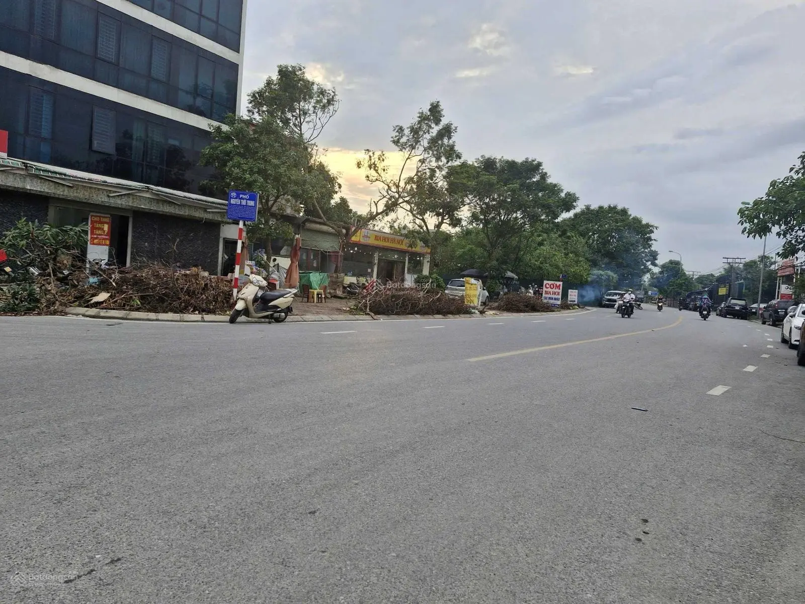 Bán đất Thạch Bàn, Nguyễn Văn Linh, 80m2, MT 5.3m, giá 9.8 tỷ, phân lô, ô tô tránh, chờ mở đường