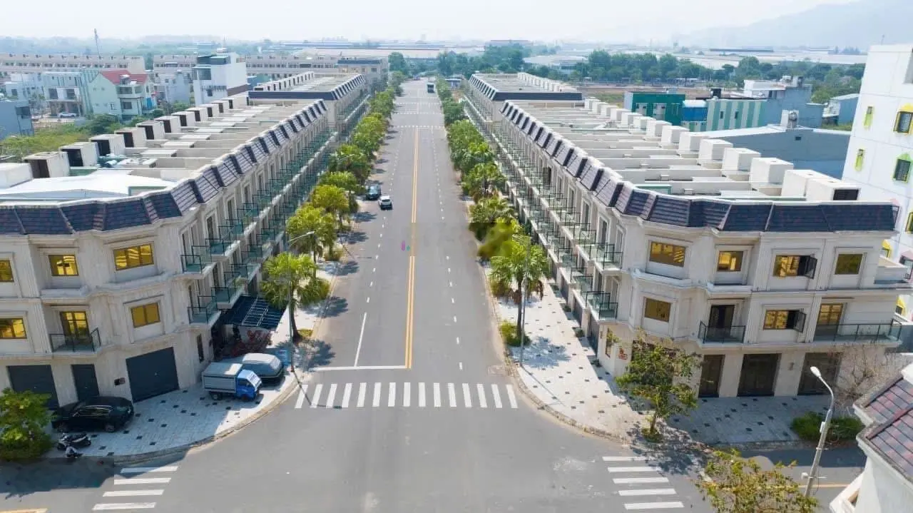 Bán Shophouse view đẹp tại Lakeside Palace, 55 triệu / m2, 100 m2