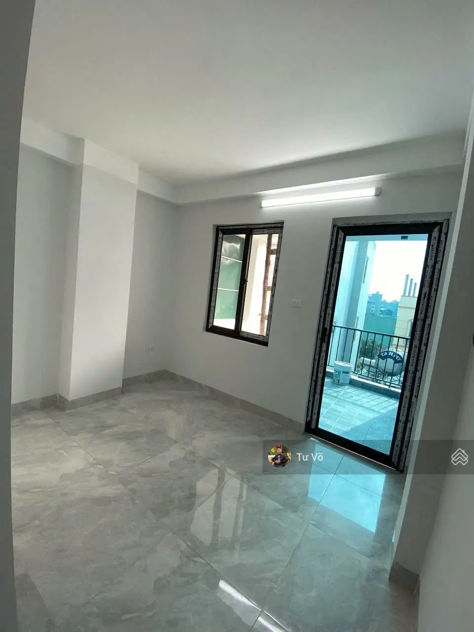 Nhà mặt ngõ thông ,cách 20m ra mặt đường nhựa rộng 24m 5 ô tô tránh nhau, gần ngay ngã tư Canh