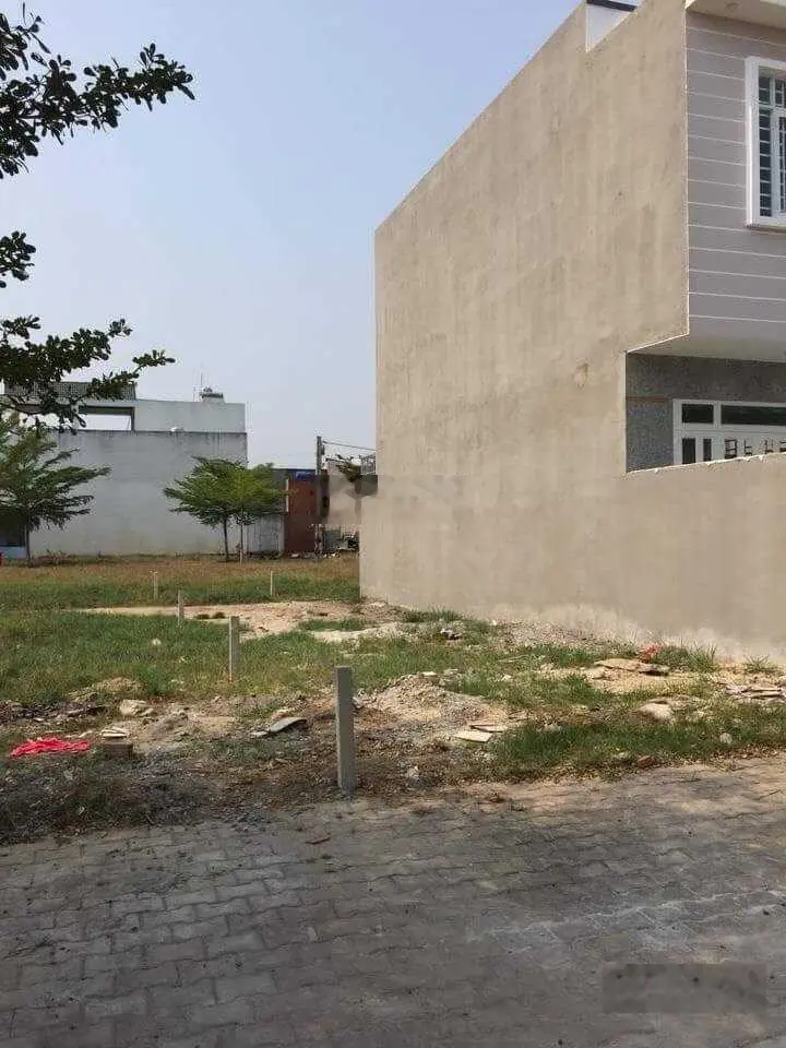 Cần tiền ra gấp lô đất mặt tiền đường nhựa 13m, gần chợ, KCN, SHR, TC 100%, DT: 84m2, giá: 1 tỷ