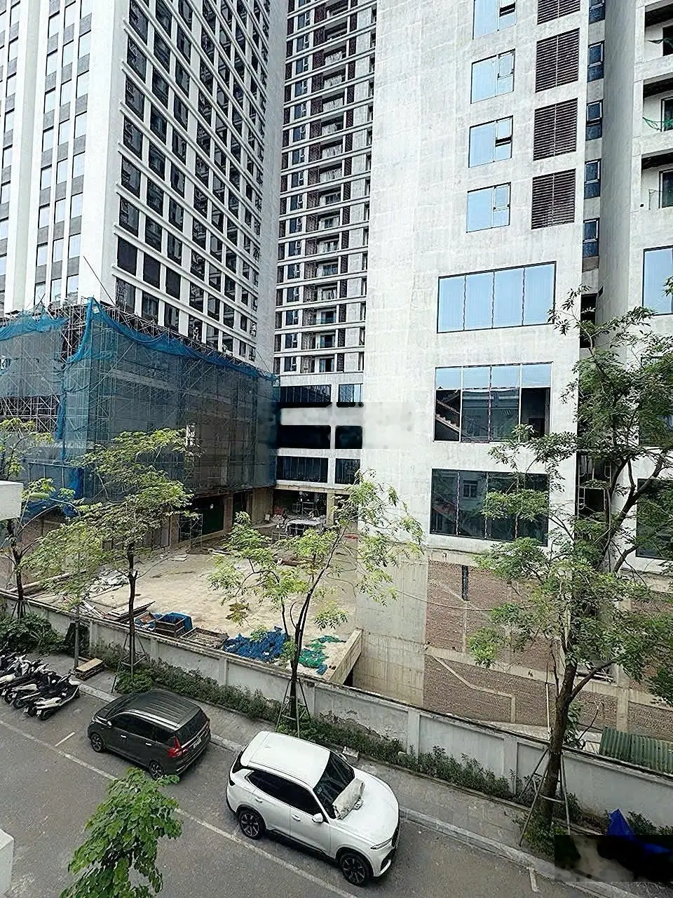 Bán gấp liền kề 98m2 Nguyễn Tuân 5 tầng có hầm. Đang cho thuê 600Triệu/Năm. Giá tốt LH: 0859 194 ***