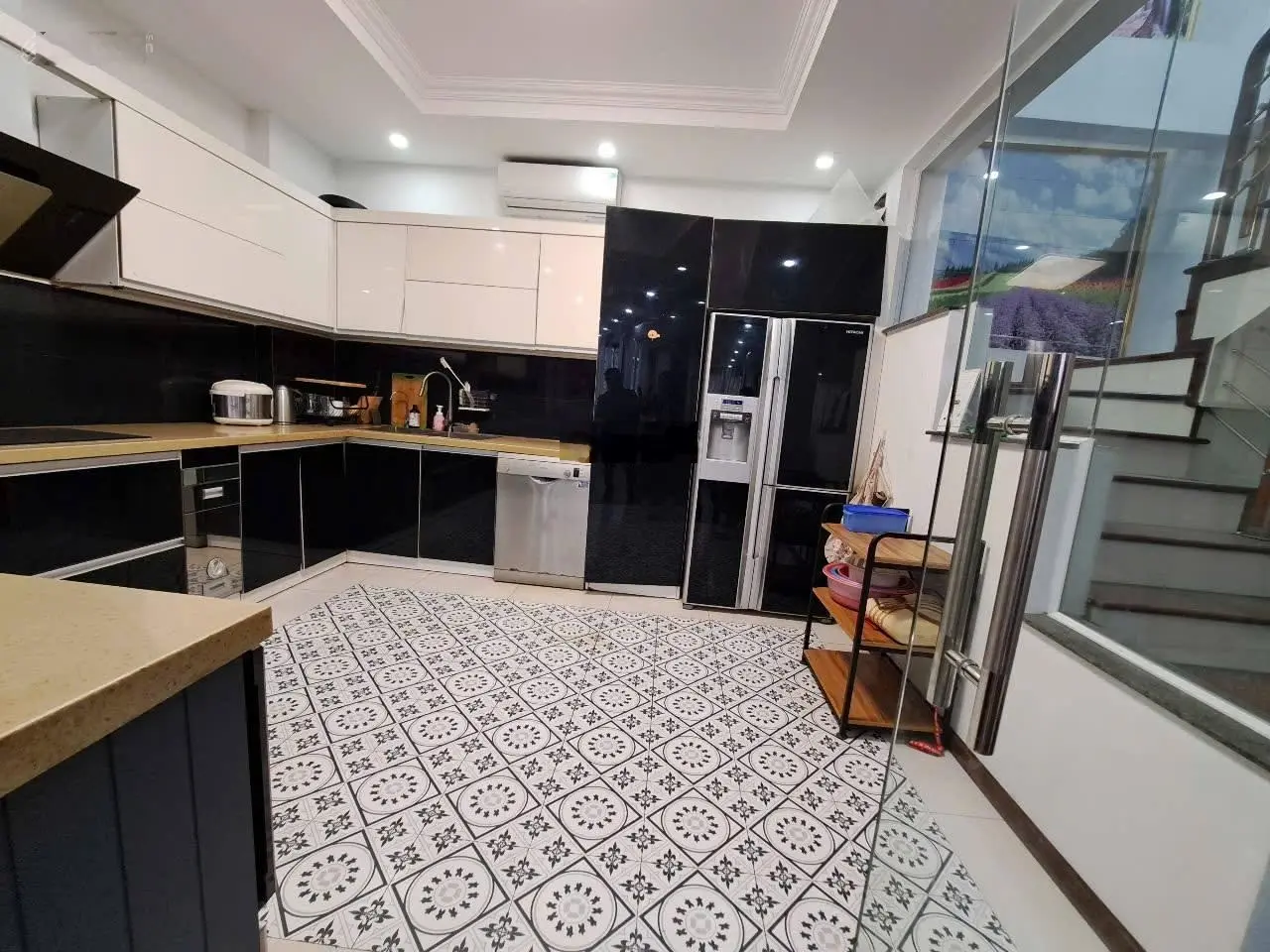 Bán gấp nhà mặt ngõ thông. Ô tô đỗ cửa. Thang máy. Đường Lê Trọng Tấn. 65m2 - 5 tầng